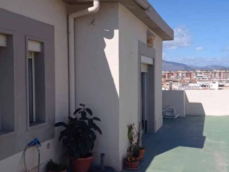 Penthouse in the Paseo Marítimo of Fuengirola, 92 m2 built and 100 m2 terrace. In front of the sea, spectacular views, very close to all services, 200m from the centre of Fuengirola, Church, Plaza Los Chinorros, etc. Requires some renovation.