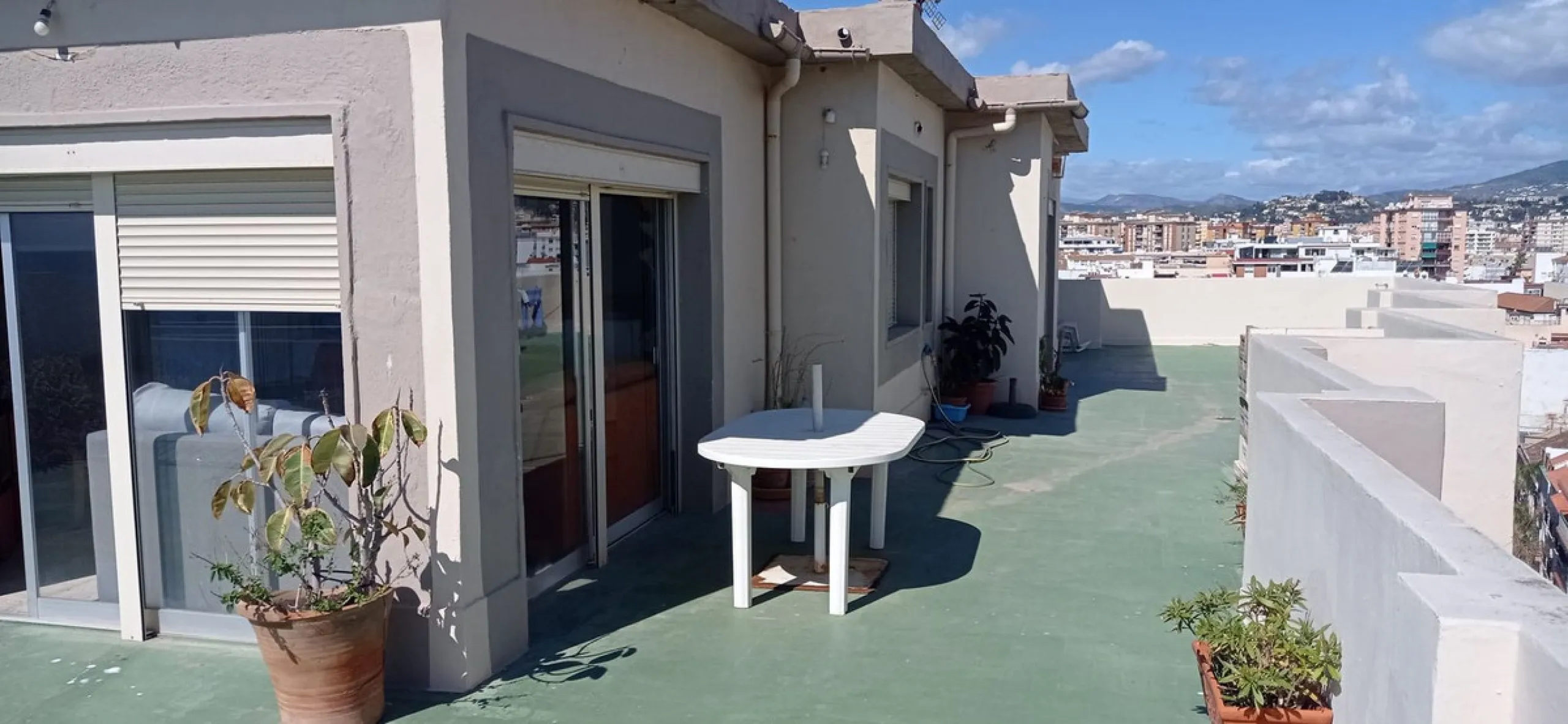Penthouse in the Paseo Marítimo of Fuengirola, 92 m2 built and 100 m2 terrace. In front of the sea, spectacular views, very close to all services, 200m from the centre of Fuengirola, Church, Plaza Los Chinorros, etc. Requires some renovation.