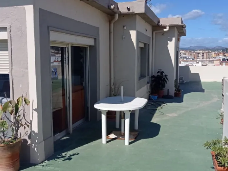 Penthouse in the Paseo Marítimo of Fuengirola, 92 m2 built and 100 m2 terrace. In front of the sea, spectacular views, very close to all services, 200m from the centre of Fuengirola, Church, Plaza Los Chinorros, etc. Requires some renovation.