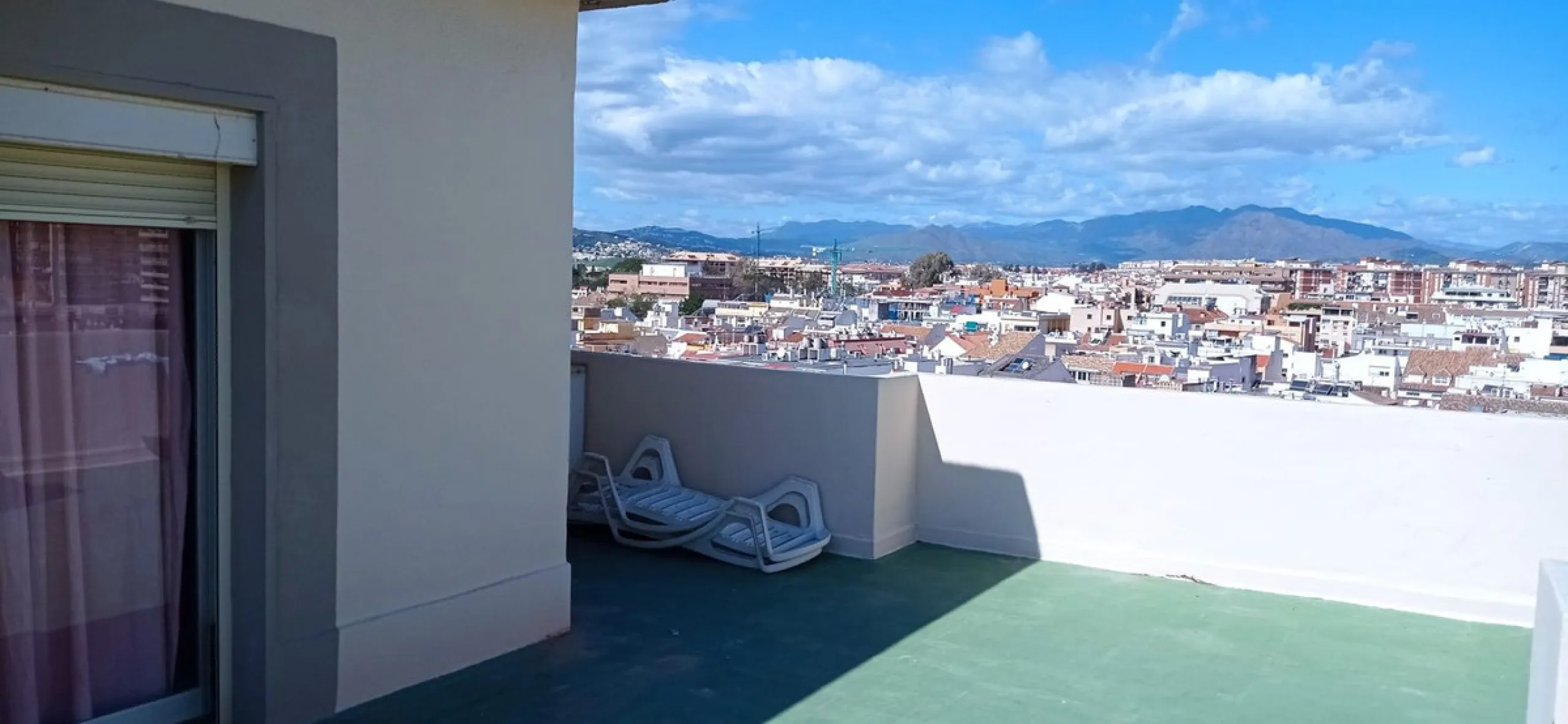 Penthouse in the Paseo Marítimo of Fuengirola, 92 m2 built and 100 m2 terrace. In front of the sea, spectacular views, very close to all services, 200m from the centre of Fuengirola, Church, Plaza Los Chinorros, etc. Requires some renovation.