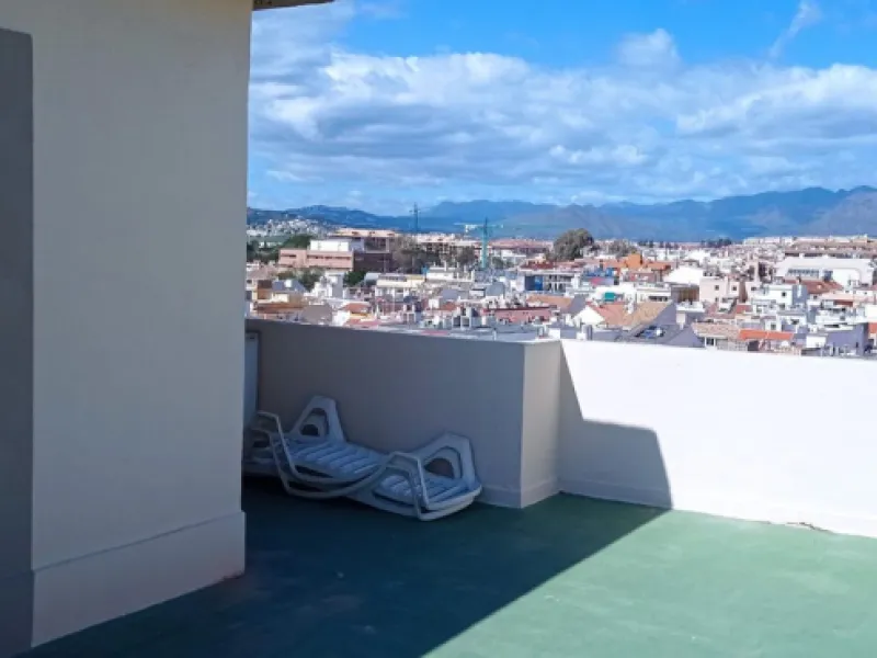 Penthouse in the Paseo Marítimo of Fuengirola, 92 m2 built and 100 m2 terrace. In front of the sea, spectacular views, very close to all services, 200m from the centre of Fuengirola, Church, Plaza Los Chinorros, etc. Requires some renovation.