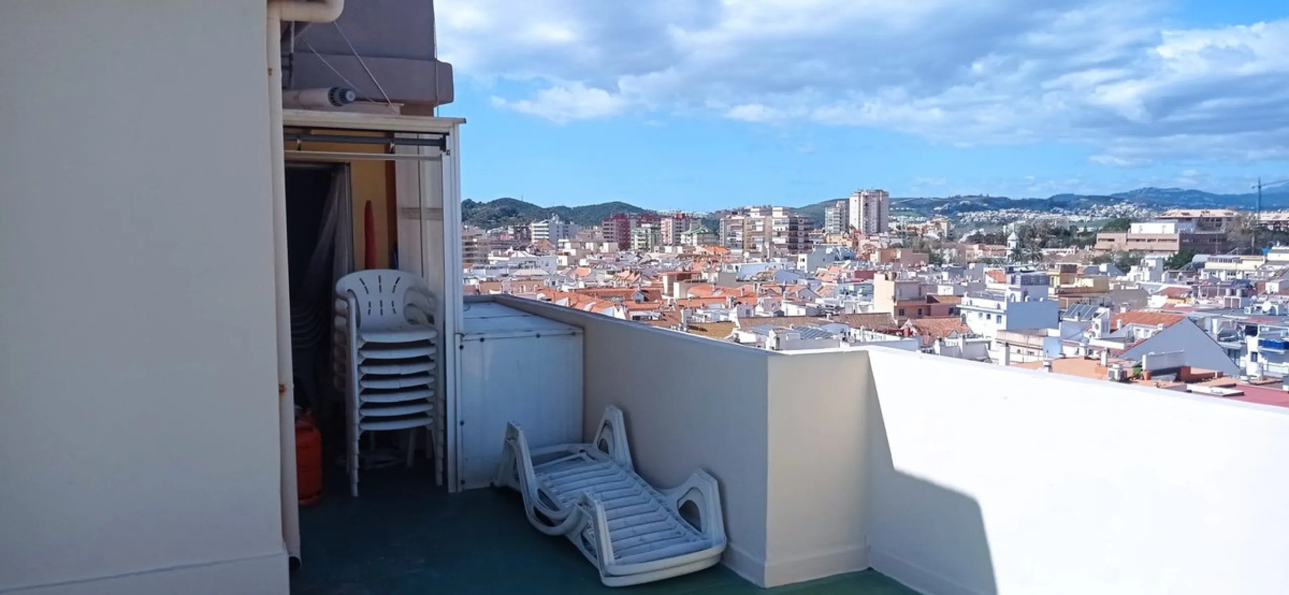 Penthouse in the Paseo Marítimo of Fuengirola, 92 m2 built and 100 m2 terrace. In front of the sea, spectacular views, very close to all services, 200m from the centre of Fuengirola, Church, Plaza Los Chinorros, etc. Requires some renovation.