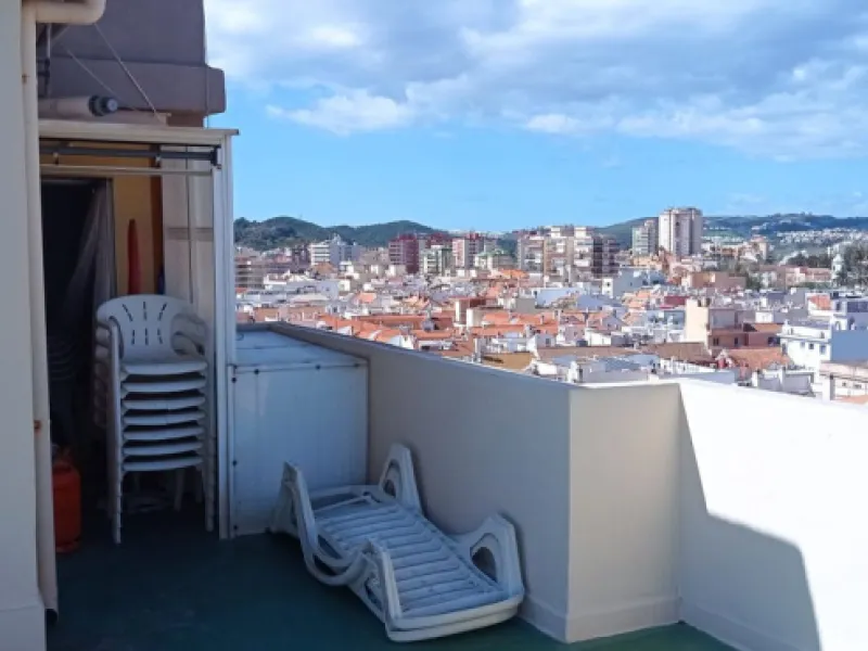 Penthouse in the Paseo Marítimo of Fuengirola, 92 m2 built and 100 m2 terrace. In front of the sea, spectacular views, very close to all services, 200m from the centre of Fuengirola, Church, Plaza Los Chinorros, etc. Requires some renovation.