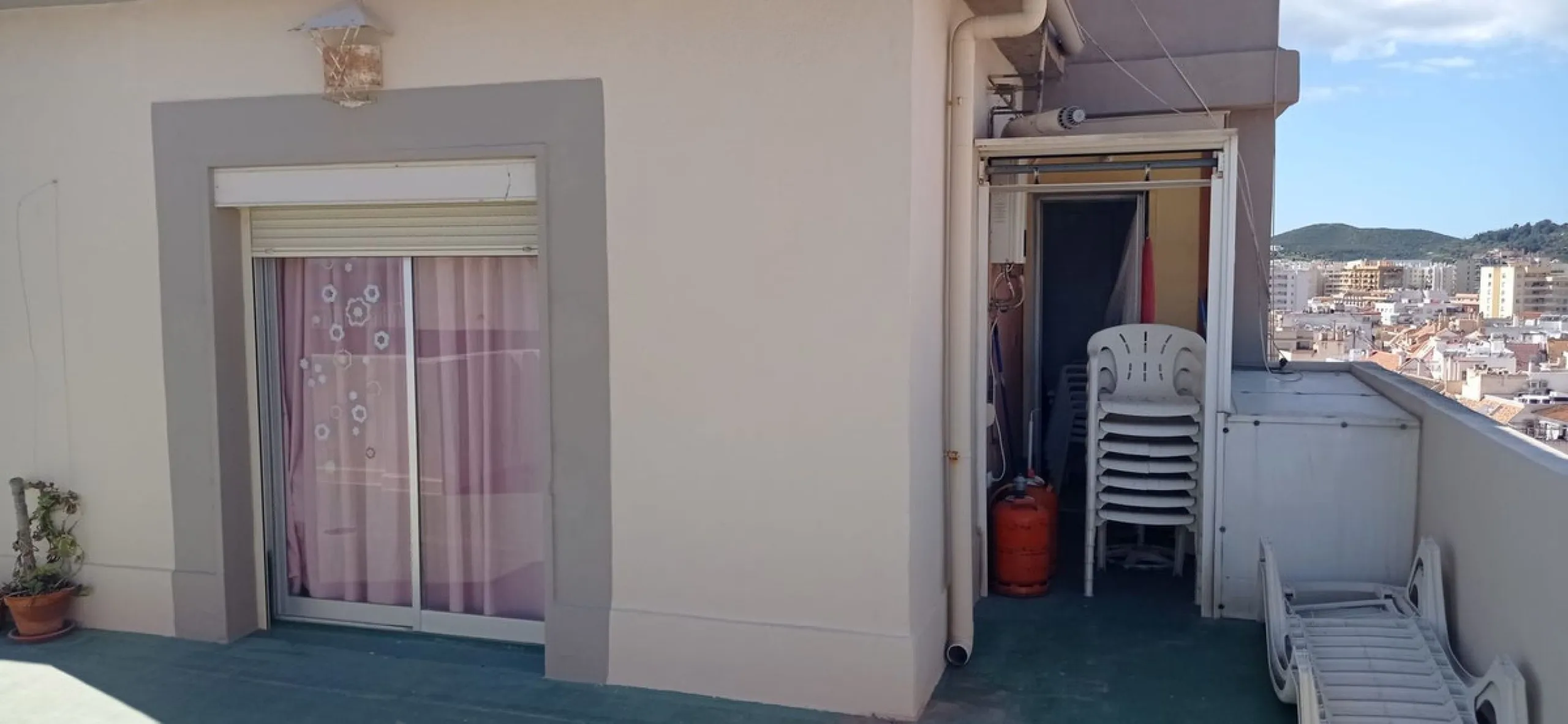 Penthouse in the Paseo Marítimo of Fuengirola, 92 m2 built and 100 m2 terrace. In front of the sea, spectacular views, very close to all services, 200m from the centre of Fuengirola, Church, Plaza Los Chinorros, etc. Requires some renovation.