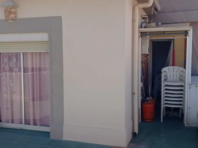 Penthouse in the Paseo Marítimo of Fuengirola, 92 m2 built and 100 m2 terrace. In front of the sea, spectacular views, very close to all services, 200m from the centre of Fuengirola, Church, Plaza Los Chinorros, etc. Requires some renovation.