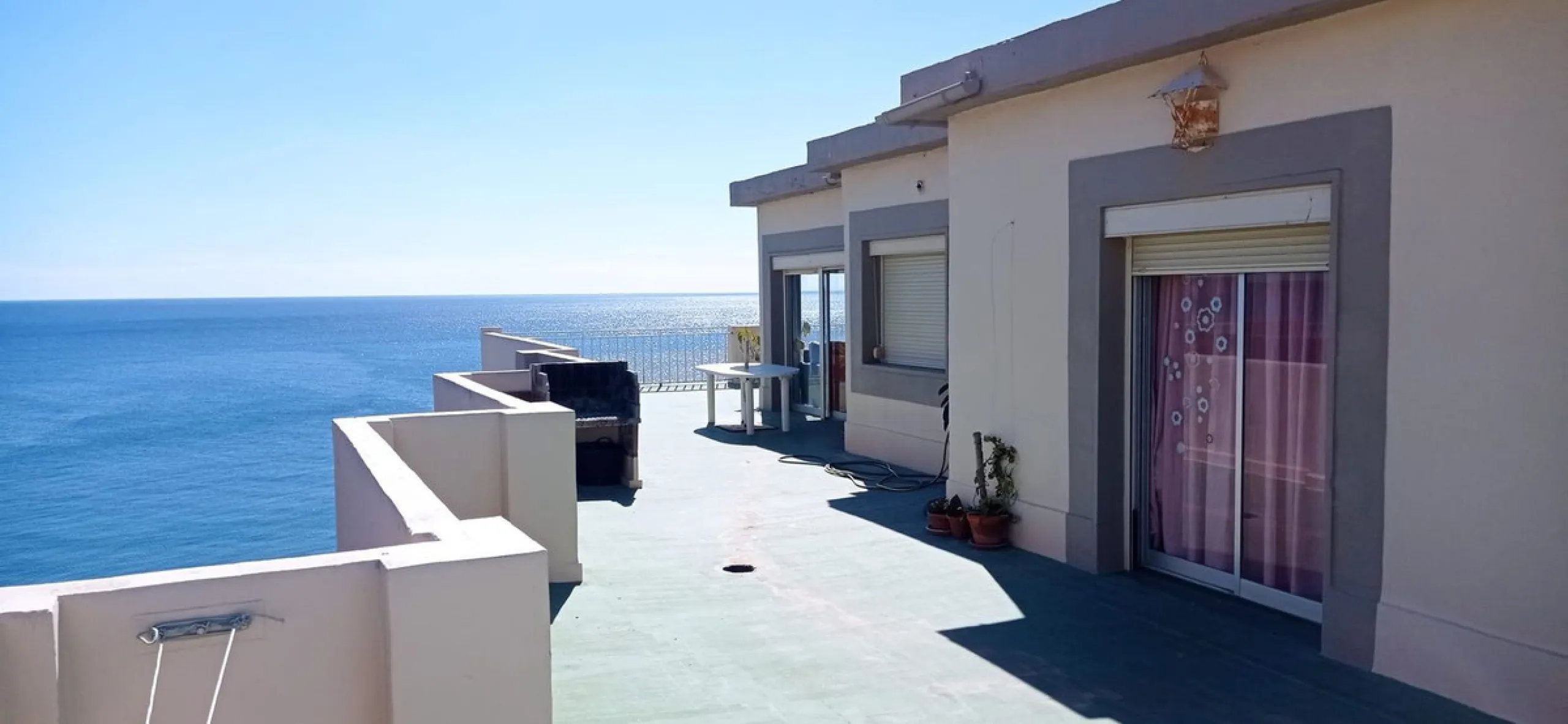 Penthouse in the Paseo Marítimo of Fuengirola, 92 m2 built and 100 m2 terrace. In front of the sea, spectacular views, very close to all services, 200m from the centre of Fuengirola, Church, Plaza Los Chinorros, etc. Requires some renovation.