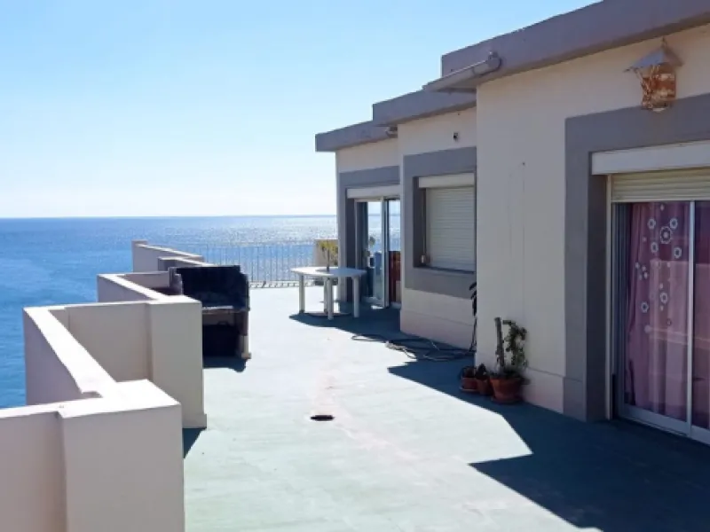 Penthouse in the Paseo Marítimo of Fuengirola, 92 m2 built and 100 m2 terrace. In front of the sea, spectacular views, very close to all services, 200m from the centre of Fuengirola, Church, Plaza Los Chinorros, etc. Requires some renovation.