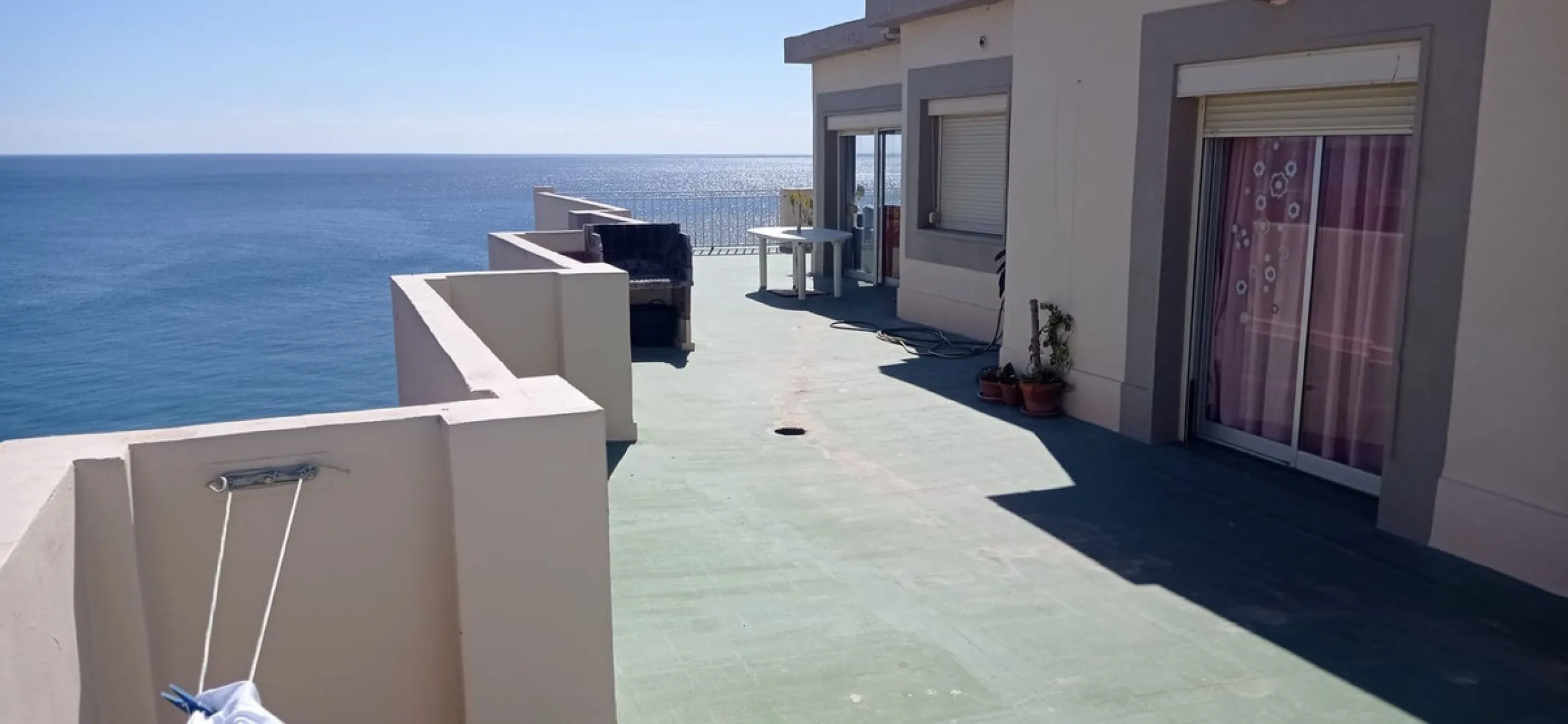 Penthouse in the Paseo Marítimo of Fuengirola, 92 m2 built and 100 m2 terrace. In front of the sea, spectacular views, very close to all services, 200m from the centre of Fuengirola, Church, Plaza Los Chinorros, etc. Requires some renovation.