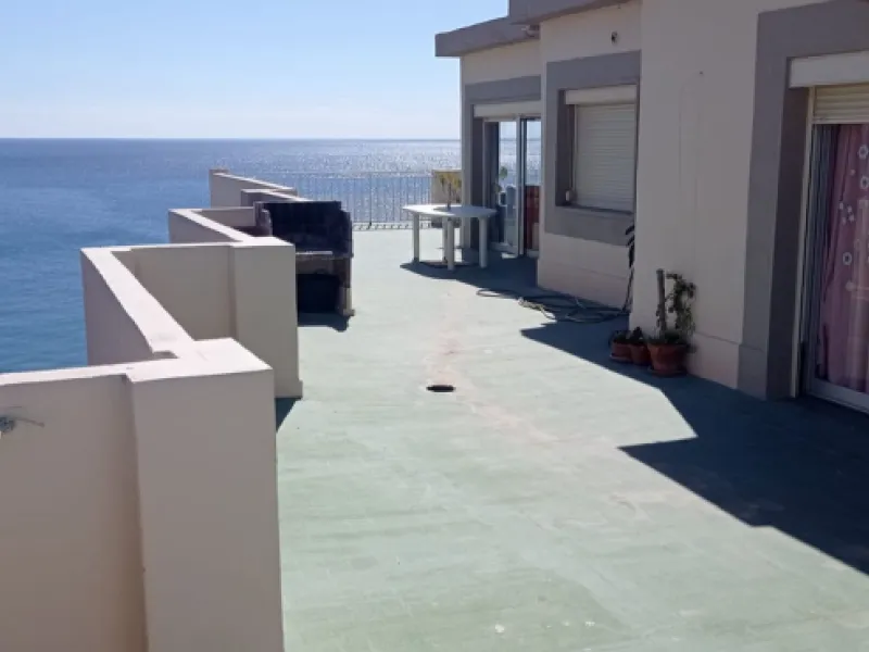 Penthouse in the Paseo Marítimo of Fuengirola, 92 m2 built and 100 m2 terrace. In front of the sea, spectacular views, very close to all services, 200m from the centre of Fuengirola, Church, Plaza Los Chinorros, etc. Requires some renovation.