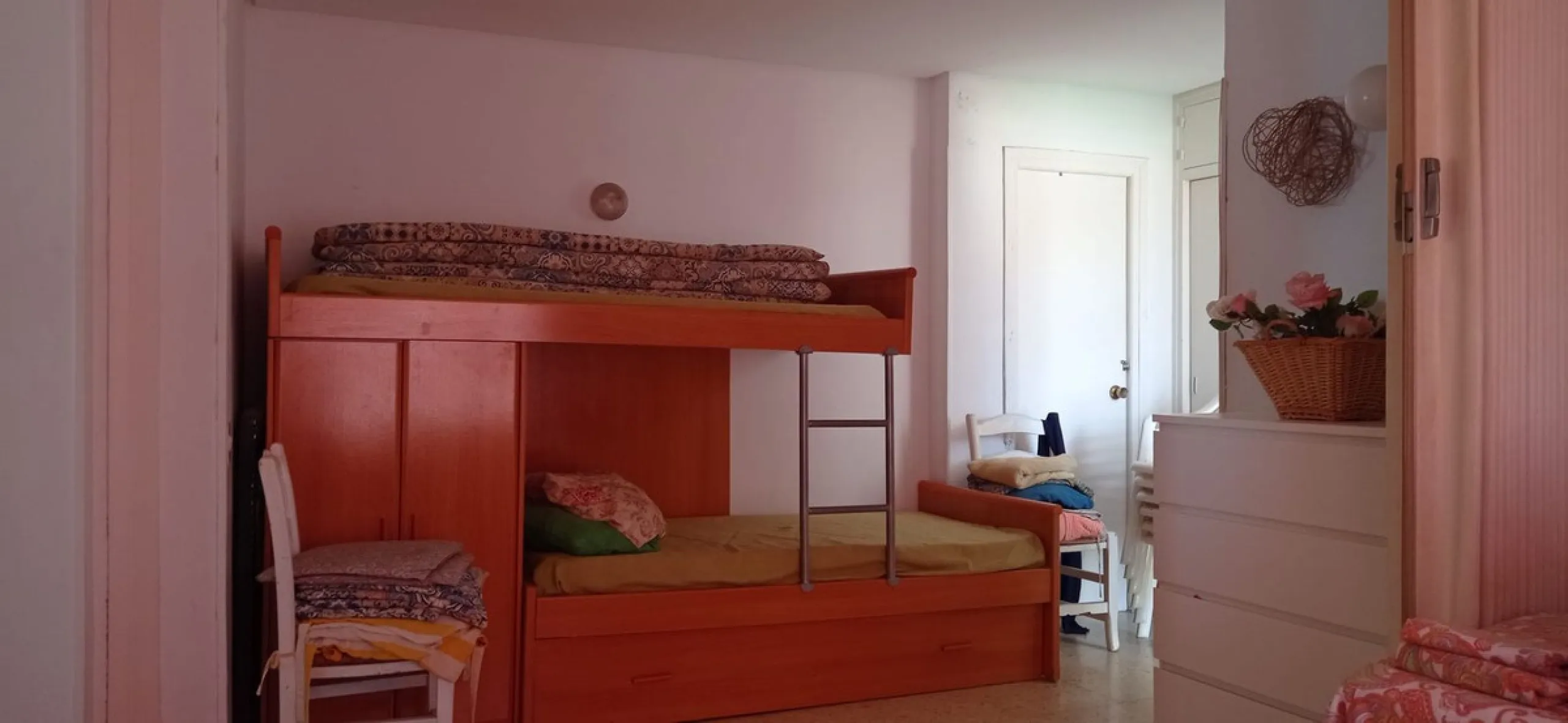 Penthouse in the Paseo Marítimo of Fuengirola, 92 m2 built and 100 m2 terrace. In front of the sea, spectacular views, very close to all services, 200m from the centre of Fuengirola, Church, Plaza Los Chinorros, etc. Requires some renovation.