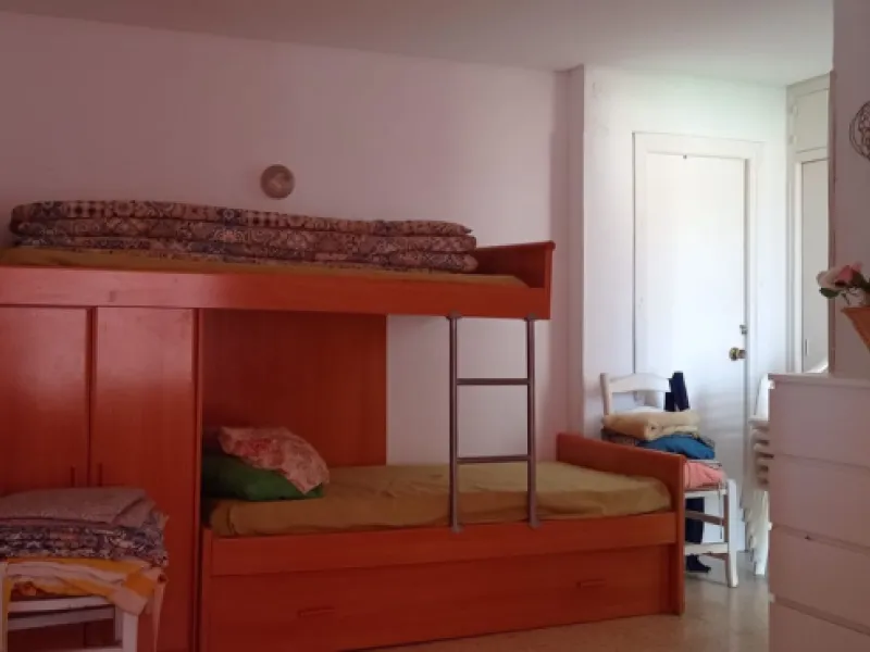 Penthouse in the Paseo Marítimo of Fuengirola, 92 m2 built and 100 m2 terrace. In front of the sea, spectacular views, very close to all services, 200m from the centre of Fuengirola, Church, Plaza Los Chinorros, etc. Requires some renovation.