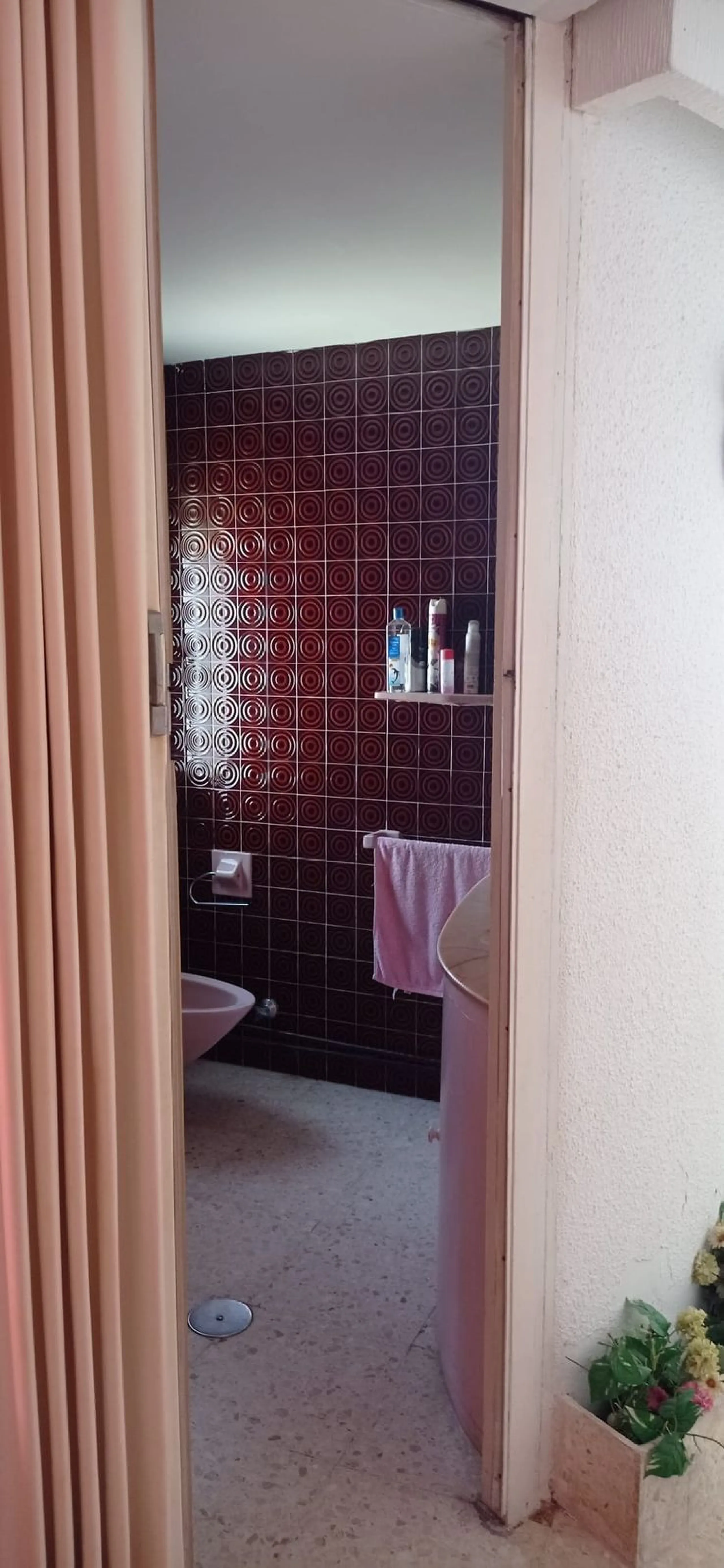 Penthouse in the Paseo Marítimo of Fuengirola, 92 m2 built and 100 m2 terrace. In front of the sea, spectacular views, very close to all services, 200m from the centre of Fuengirola, Church, Plaza Los Chinorros, etc. Requires some renovation.