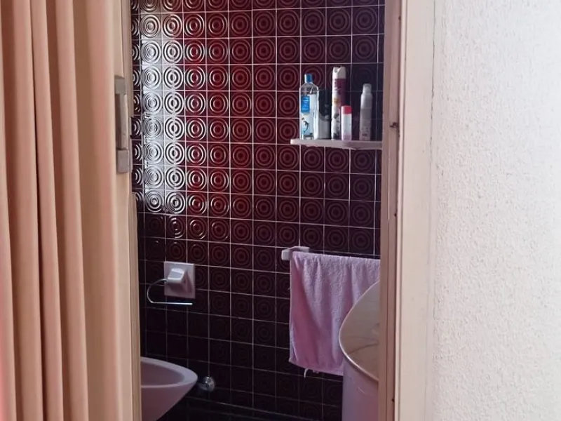 Penthouse in the Paseo Marítimo of Fuengirola, 92 m2 built and 100 m2 terrace. In front of the sea, spectacular views, very close to all services, 200m from the centre of Fuengirola, Church, Plaza Los Chinorros, etc. Requires some renovation.