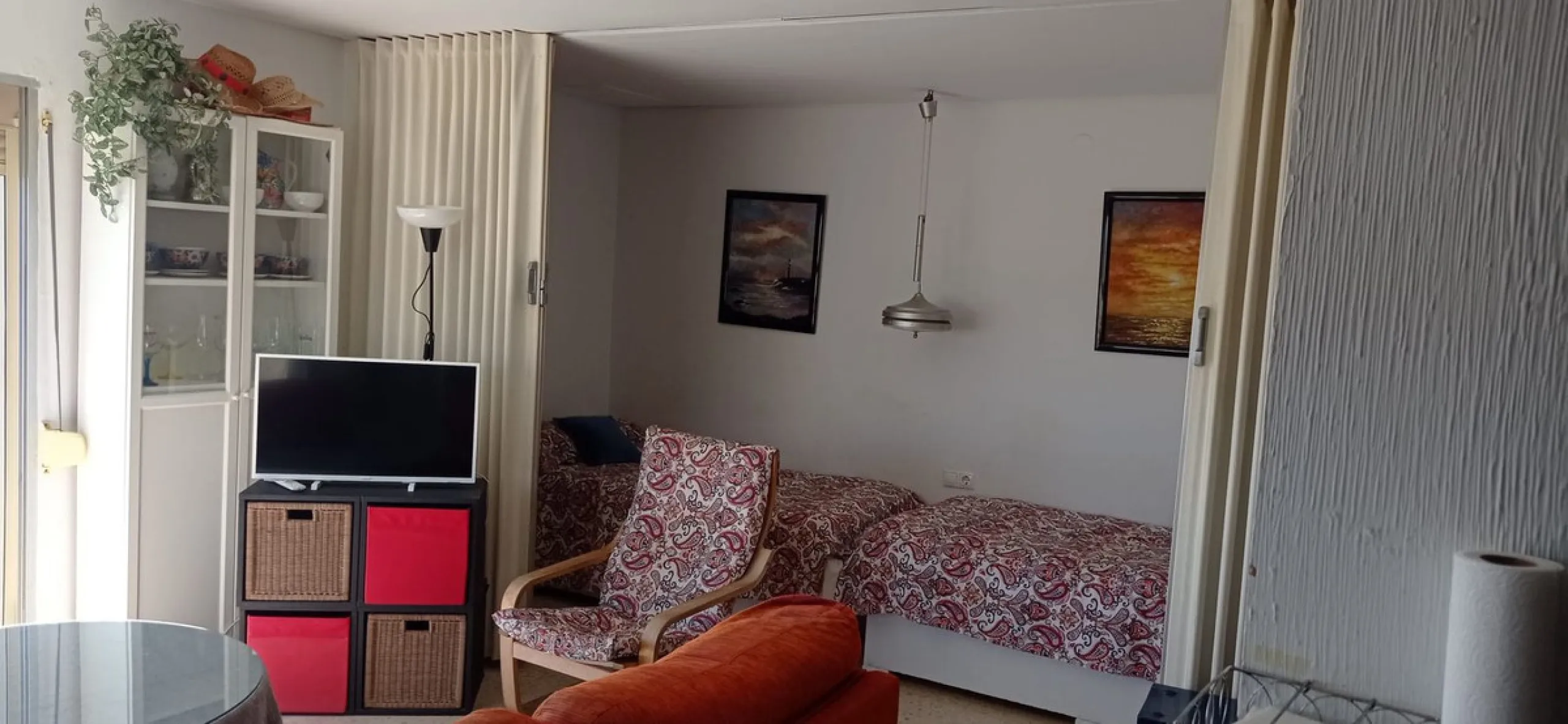 Penthouse in the Paseo Marítimo of Fuengirola, 92 m2 built and 100 m2 terrace. In front of the sea, spectacular views, very close to all services, 200m from the centre of Fuengirola, Church, Plaza Los Chinorros, etc. Requires some renovation.