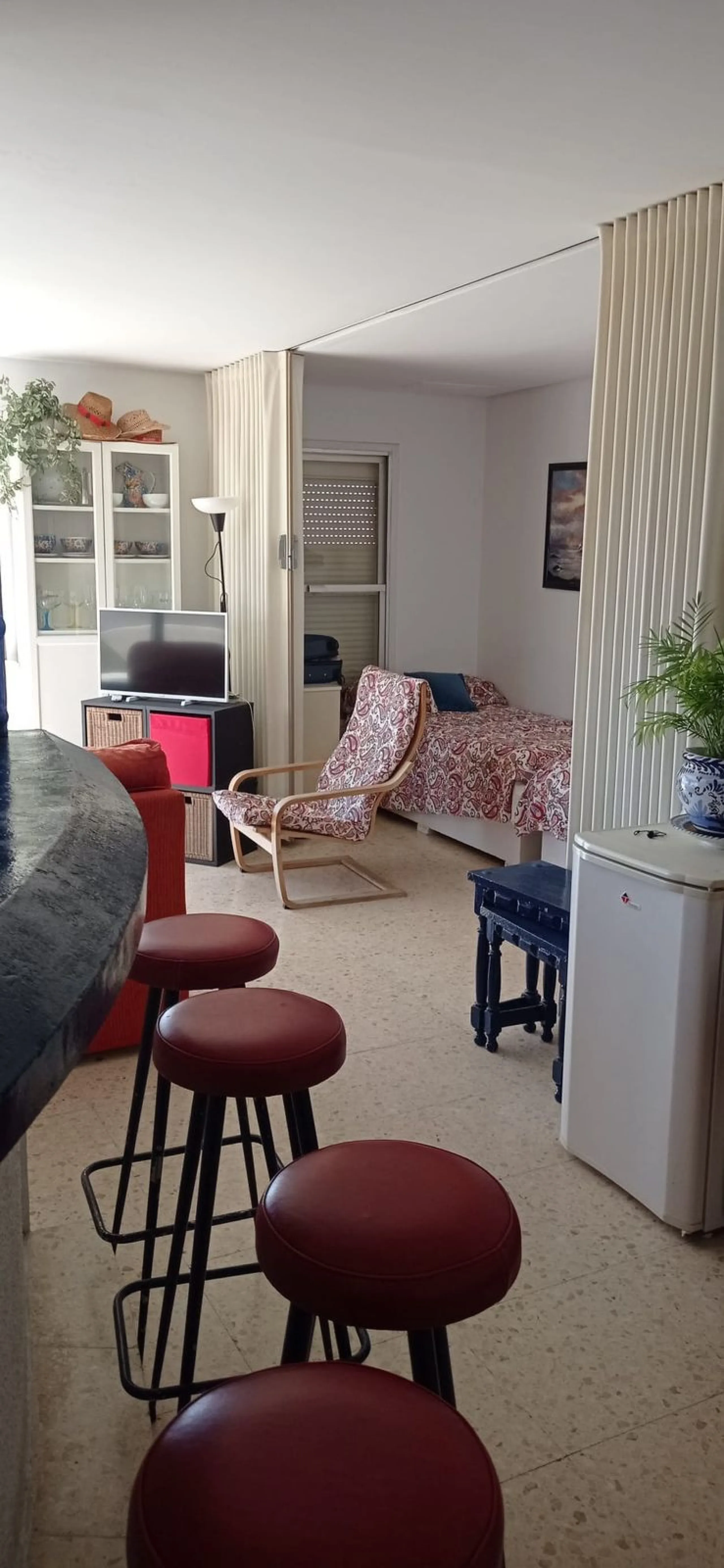 Penthouse in the Paseo Marítimo of Fuengirola, 92 m2 built and 100 m2 terrace. In front of the sea, spectacular views, very close to all services, 200m from the centre of Fuengirola, Church, Plaza Los Chinorros, etc. Requires some renovation.