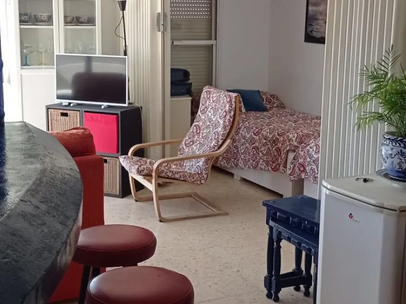 Penthouse in the Paseo Marítimo of Fuengirola, 92 m2 built and 100 m2 terrace. In front of the sea, spectacular views, very close to all services, 200m from the centre of Fuengirola, Church, Plaza Los Chinorros, etc. Requires some renovation.