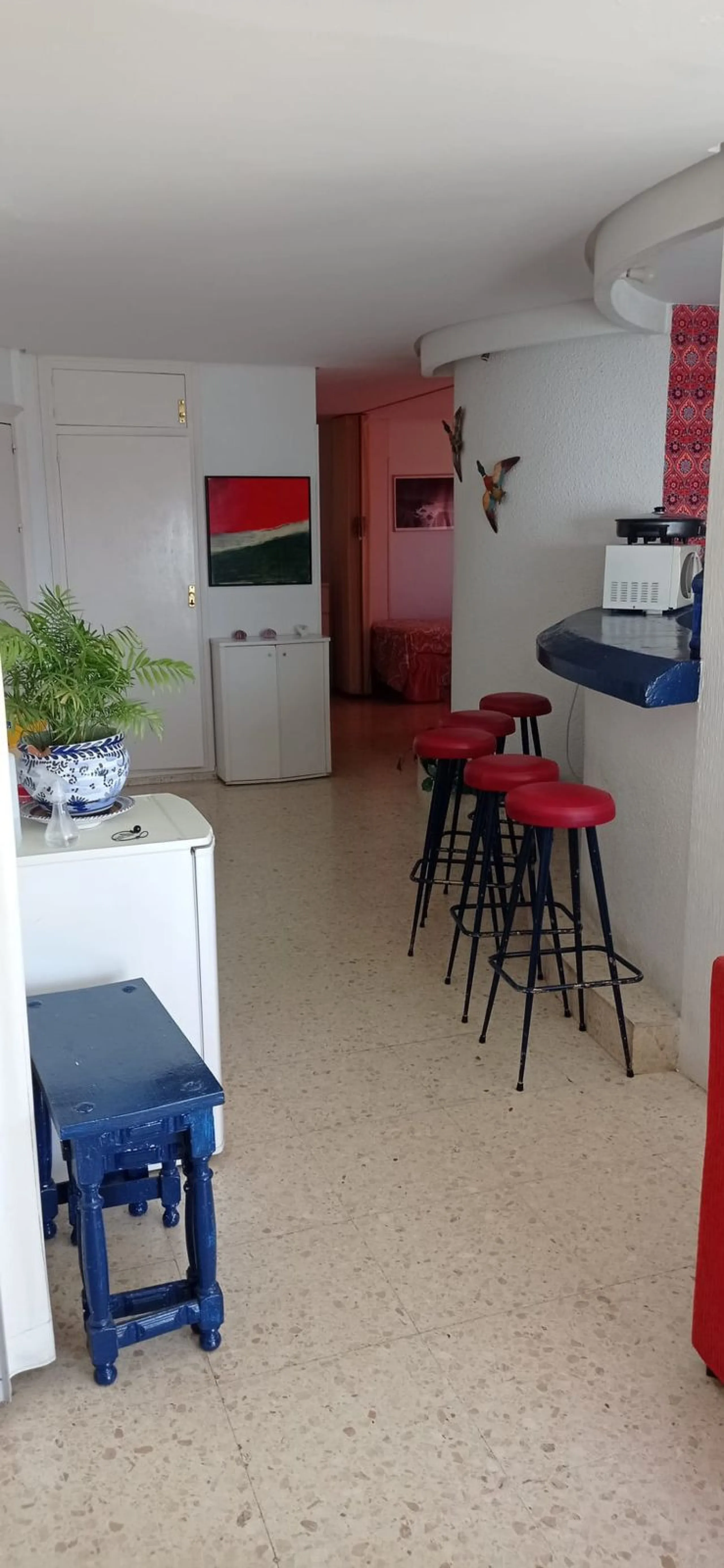 Penthouse in the Paseo Marítimo of Fuengirola, 92 m2 built and 100 m2 terrace. In front of the sea, spectacular views, very close to all services, 200m from the centre of Fuengirola, Church, Plaza Los Chinorros, etc. Requires some renovation.
