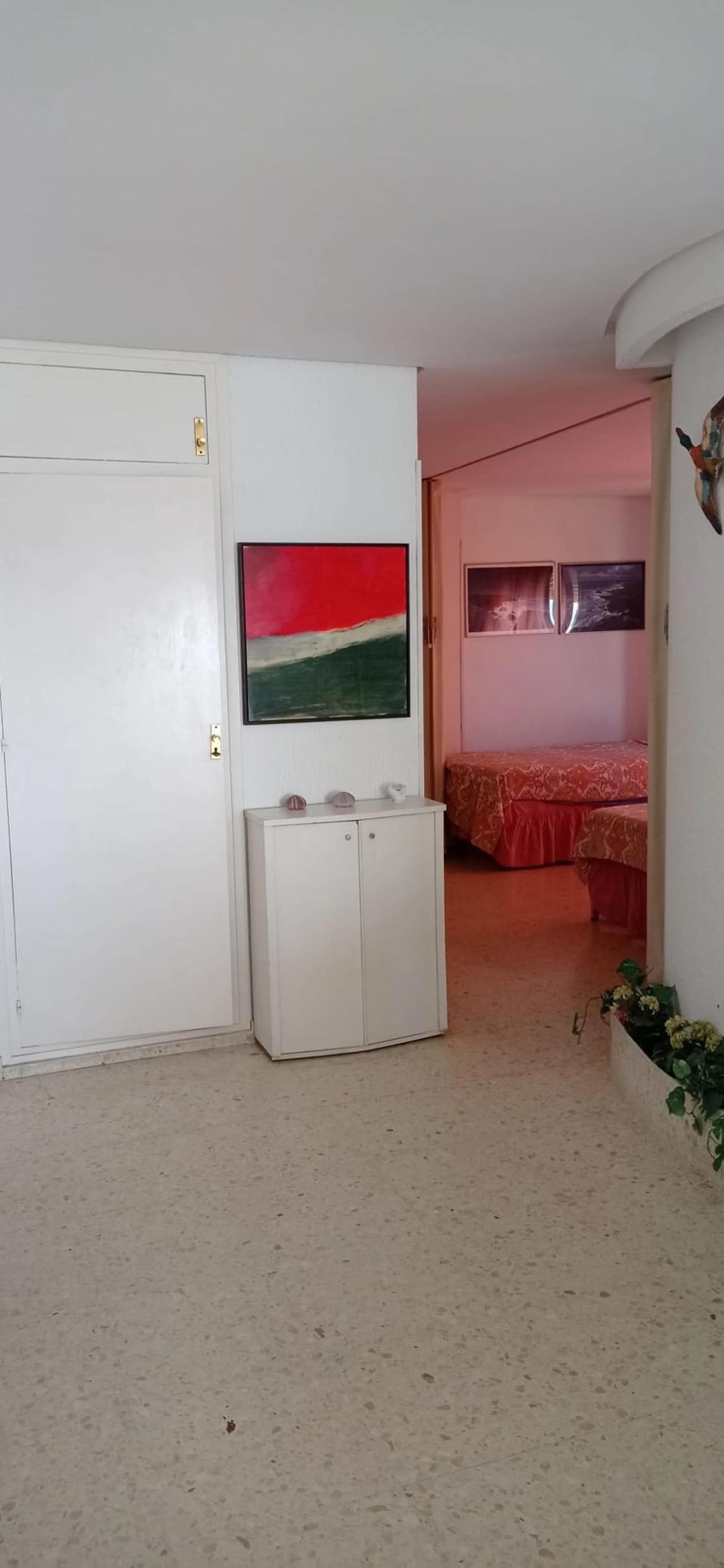 Penthouse in the Paseo Marítimo of Fuengirola, 92 m2 built and 100 m2 terrace. In front of the sea, spectacular views, very close to all services, 200m from the centre of Fuengirola, Church, Plaza Los Chinorros, etc. Requires some renovation.