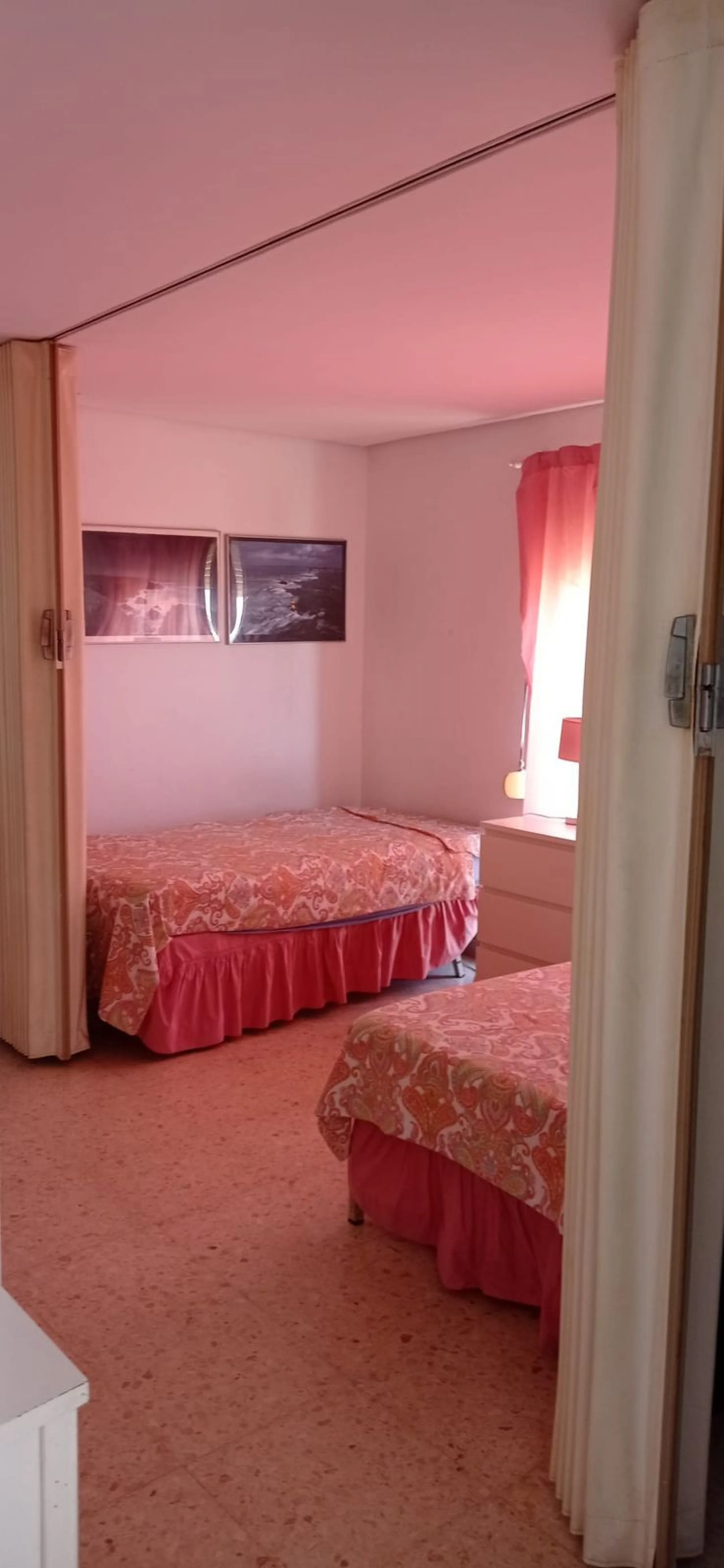 Penthouse in the Paseo Marítimo of Fuengirola, 92 m2 built and 100 m2 terrace. In front of the sea, spectacular views, very close to all services, 200m from the centre of Fuengirola, Church, Plaza Los Chinorros, etc. Requires some renovation.