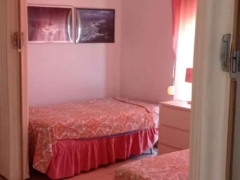 Penthouse in the Paseo Marítimo of Fuengirola, 92 m2 built and 100 m2 terrace. In front of the sea, spectacular views, very close to all services, 200m from the centre of Fuengirola, Church, Plaza Los Chinorros, etc. Requires some renovation.