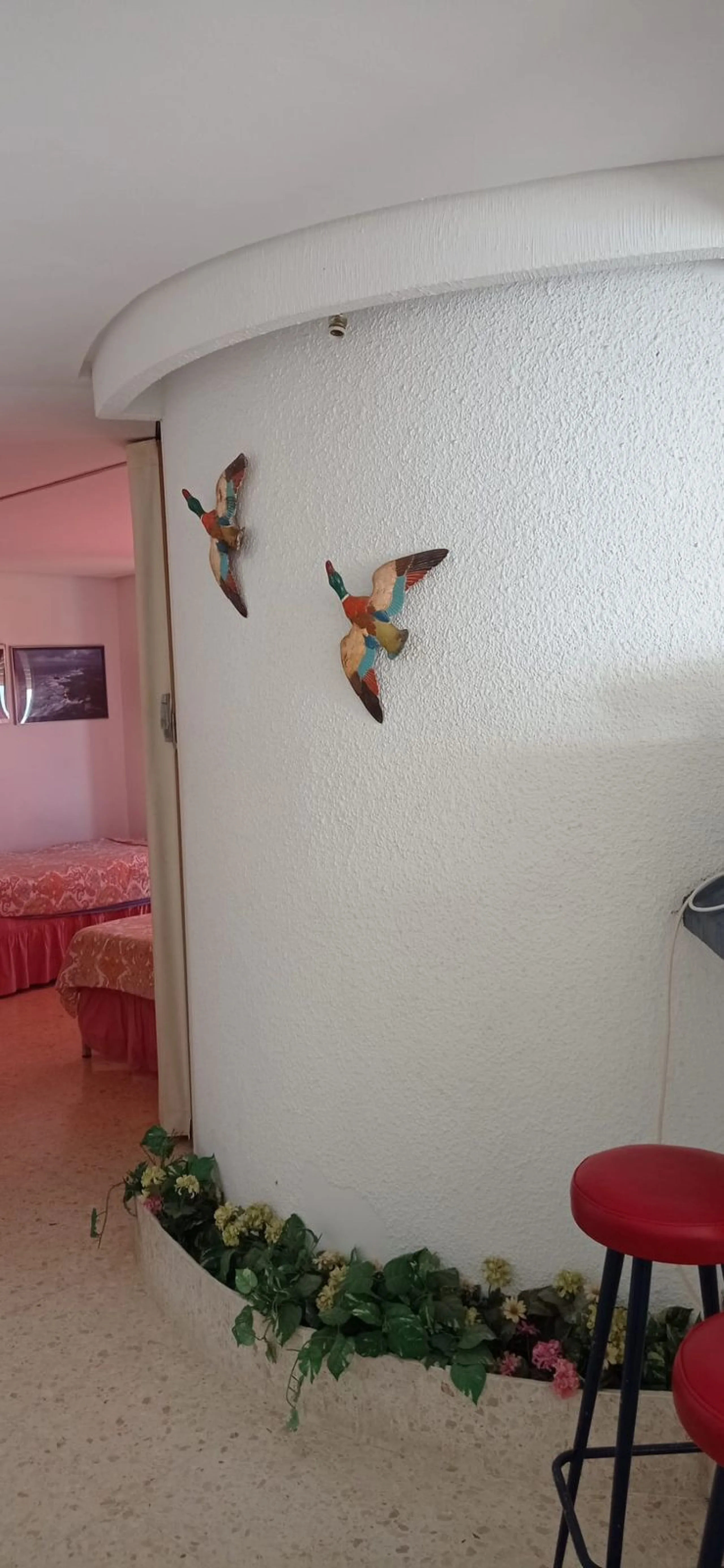 Penthouse in the Paseo Marítimo of Fuengirola, 92 m2 built and 100 m2 terrace. In front of the sea, spectacular views, very close to all services, 200m from the centre of Fuengirola, Church, Plaza Los Chinorros, etc. Requires some renovation.