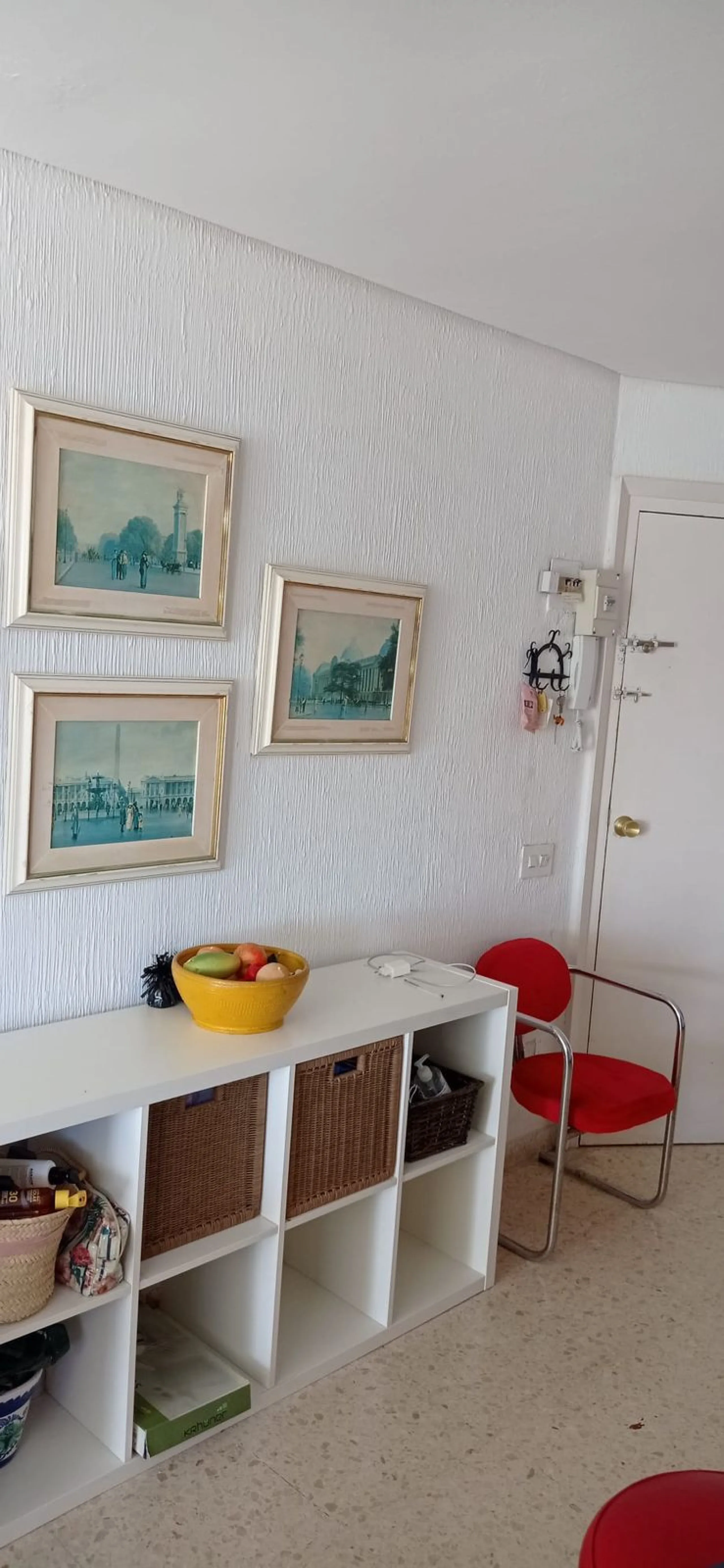 Penthouse in the Paseo Marítimo of Fuengirola, 92 m2 built and 100 m2 terrace. In front of the sea, spectacular views, very close to all services, 200m from the centre of Fuengirola, Church, Plaza Los Chinorros, etc. Requires some renovation.