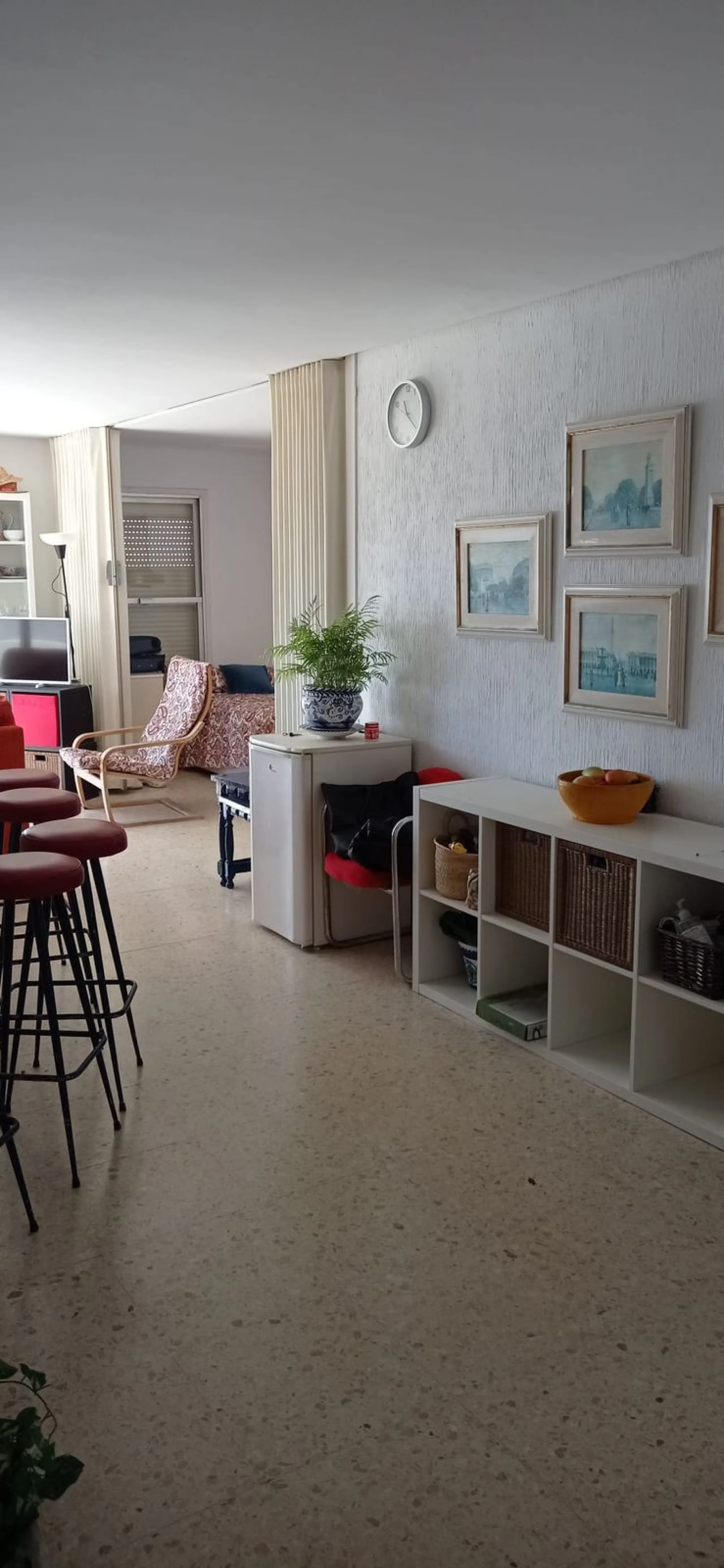 Penthouse in the Paseo Marítimo of Fuengirola, 92 m2 built and 100 m2 terrace. In front of the sea, spectacular views, very close to all services, 200m from the centre of Fuengirola, Church, Plaza Los Chinorros, etc. Requires some renovation.