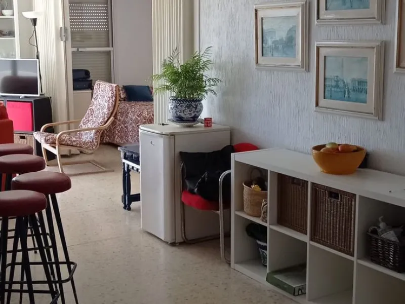 Penthouse in the Paseo Marítimo of Fuengirola, 92 m2 built and 100 m2 terrace. In front of the sea, spectacular views, very close to all services, 200m from the centre of Fuengirola, Church, Plaza Los Chinorros, etc. Requires some renovation.