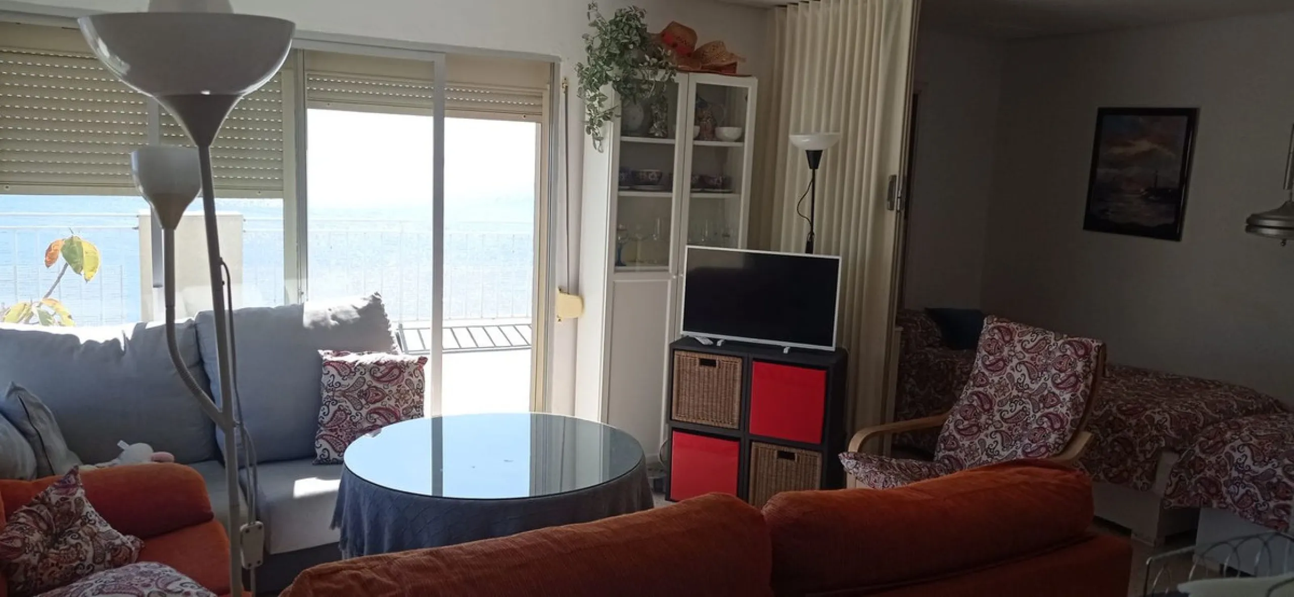 Penthouse in the Paseo Marítimo of Fuengirola, 92 m2 built and 100 m2 terrace. In front of the sea, spectacular views, very close to all services, 200m from the centre of Fuengirola, Church, Plaza Los Chinorros, etc. Requires some renovation.