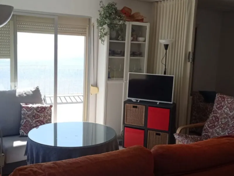 Penthouse in the Paseo Marítimo of Fuengirola, 92 m2 built and 100 m2 terrace. In front of the sea, spectacular views, very close to all services, 200m from the centre of Fuengirola, Church, Plaza Los Chinorros, etc. Requires some renovation.