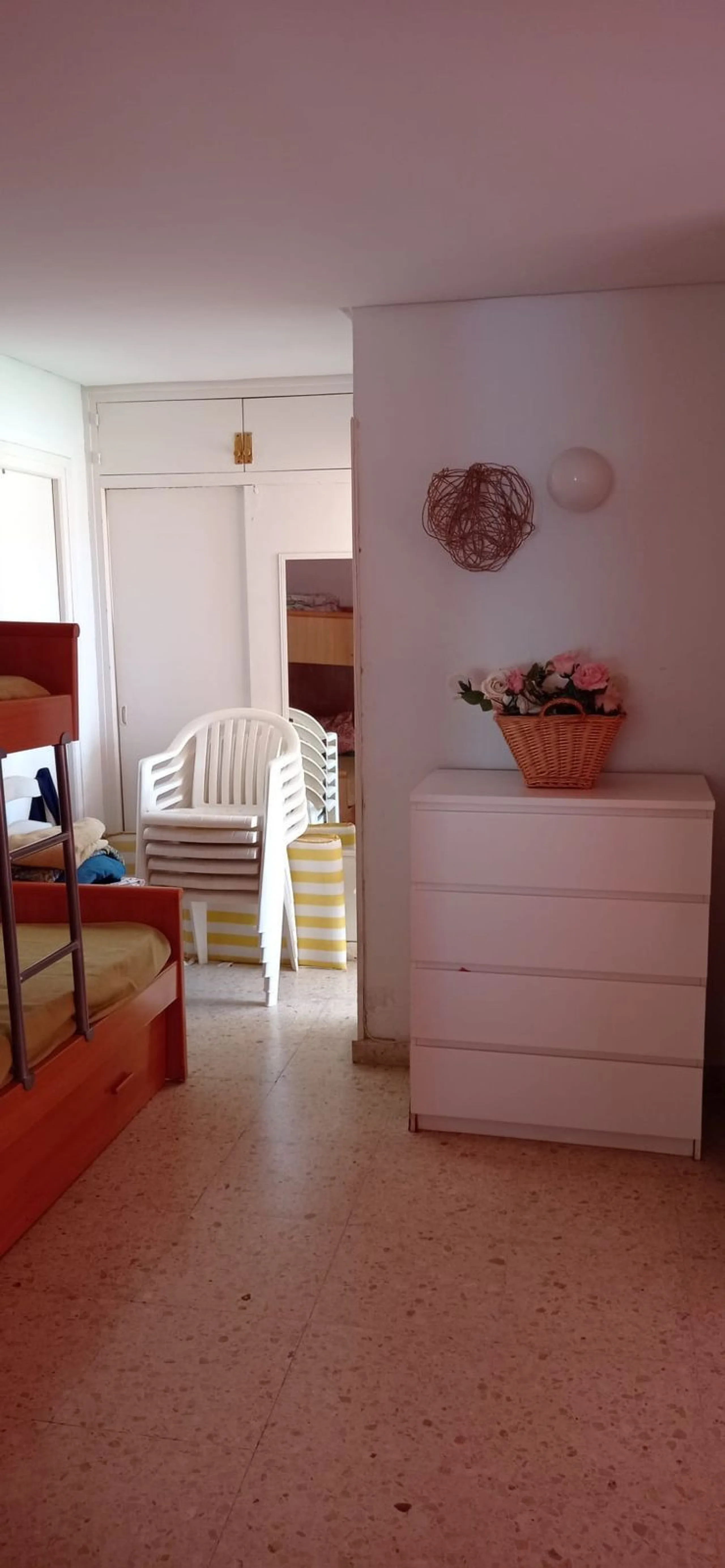 Penthouse in the Paseo Marítimo of Fuengirola, 92 m2 built and 100 m2 terrace. In front of the sea, spectacular views, very close to all services, 200m from the centre of Fuengirola, Church, Plaza Los Chinorros, etc. Requires some renovation.