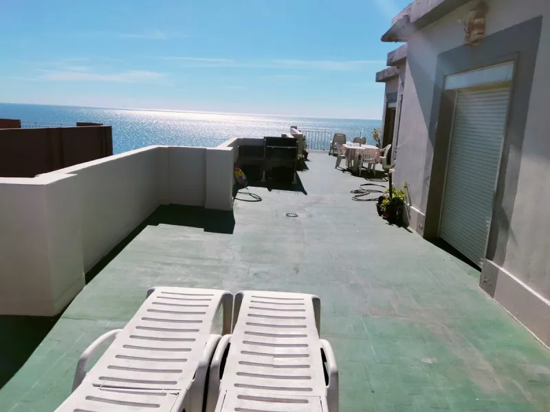 Penthouse in the Paseo Marítimo of Fuengirola, 92 m2 built and 100 m2 terrace. In front of the sea, spectacular views, very close to all services, 200m from the centre of Fuengirola, Church, Plaza Los Chinorros, etc. Requires some renovation.