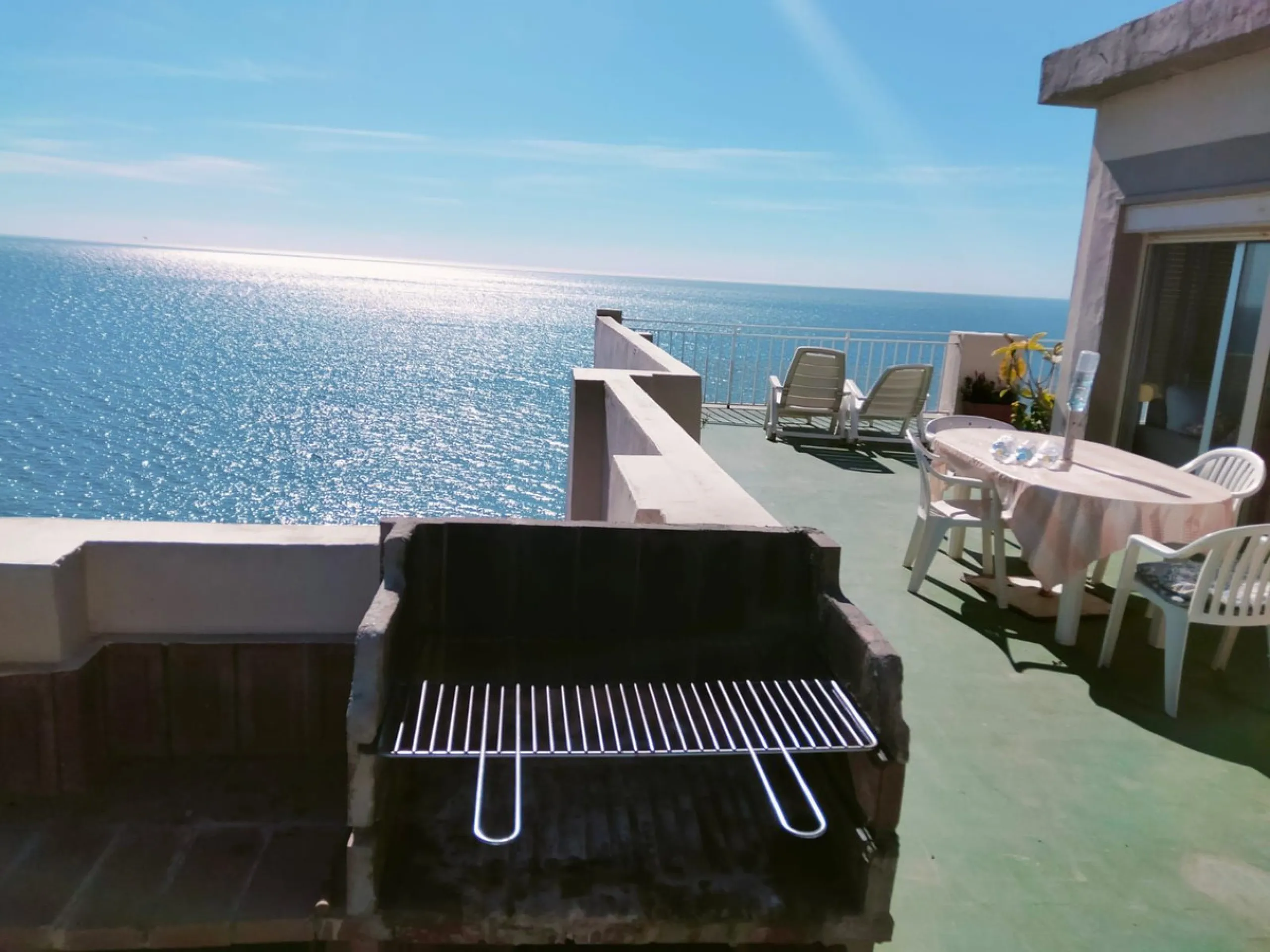 Penthouse in the Paseo Marítimo of Fuengirola, 92 m2 built and 100 m2 terrace. In front of the sea, spectacular views, very close to all services, 200m from the centre of Fuengirola, Church, Plaza Los Chinorros, etc. Requires some renovation.