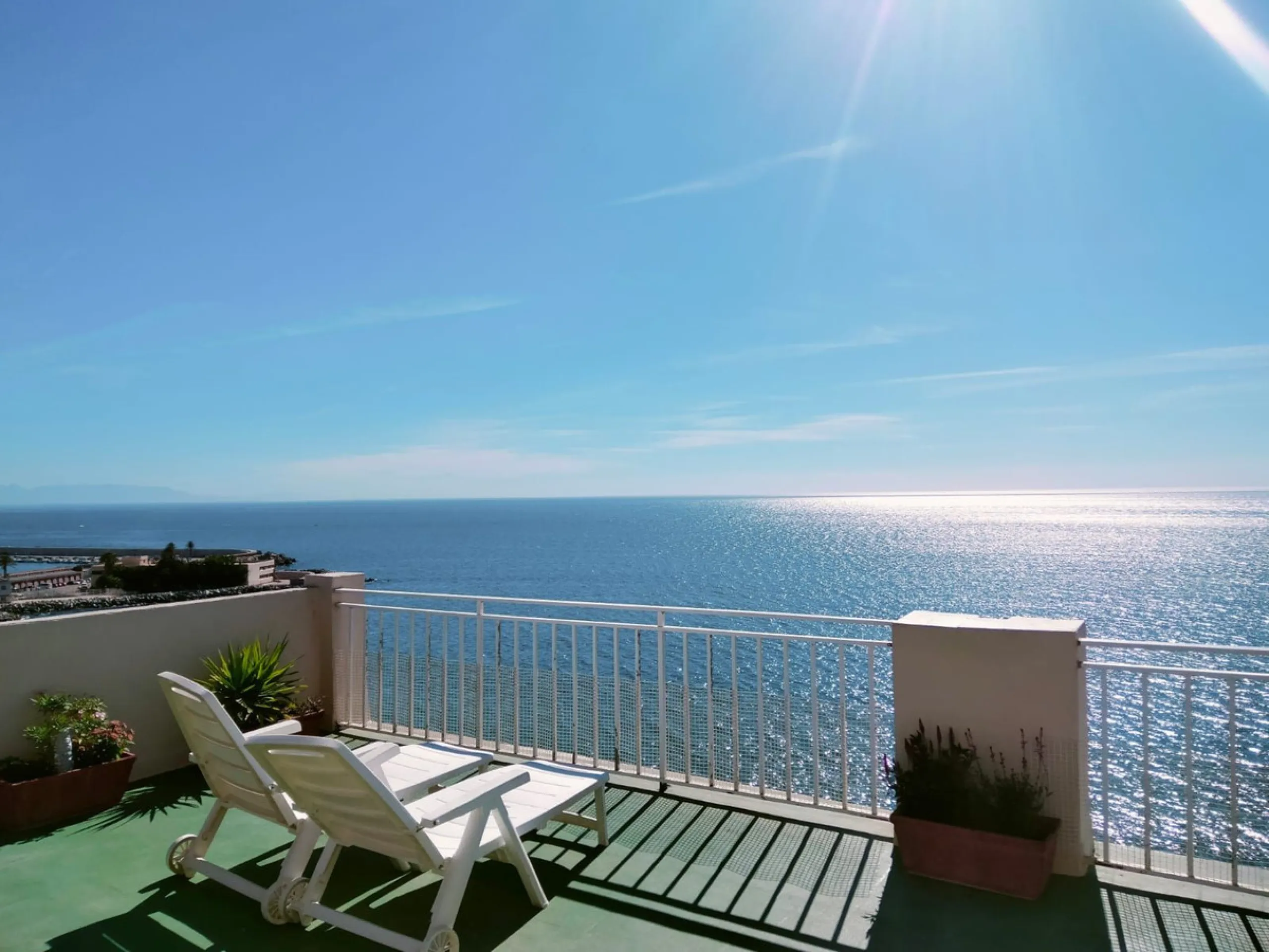 Penthouse in the Paseo Marítimo of Fuengirola, 92 m2 built and 100 m2 terrace. In front of the sea, spectacular views, very close to all services, 200m from the centre of Fuengirola, Church, Plaza Los Chinorros, etc. Requires some renovation.