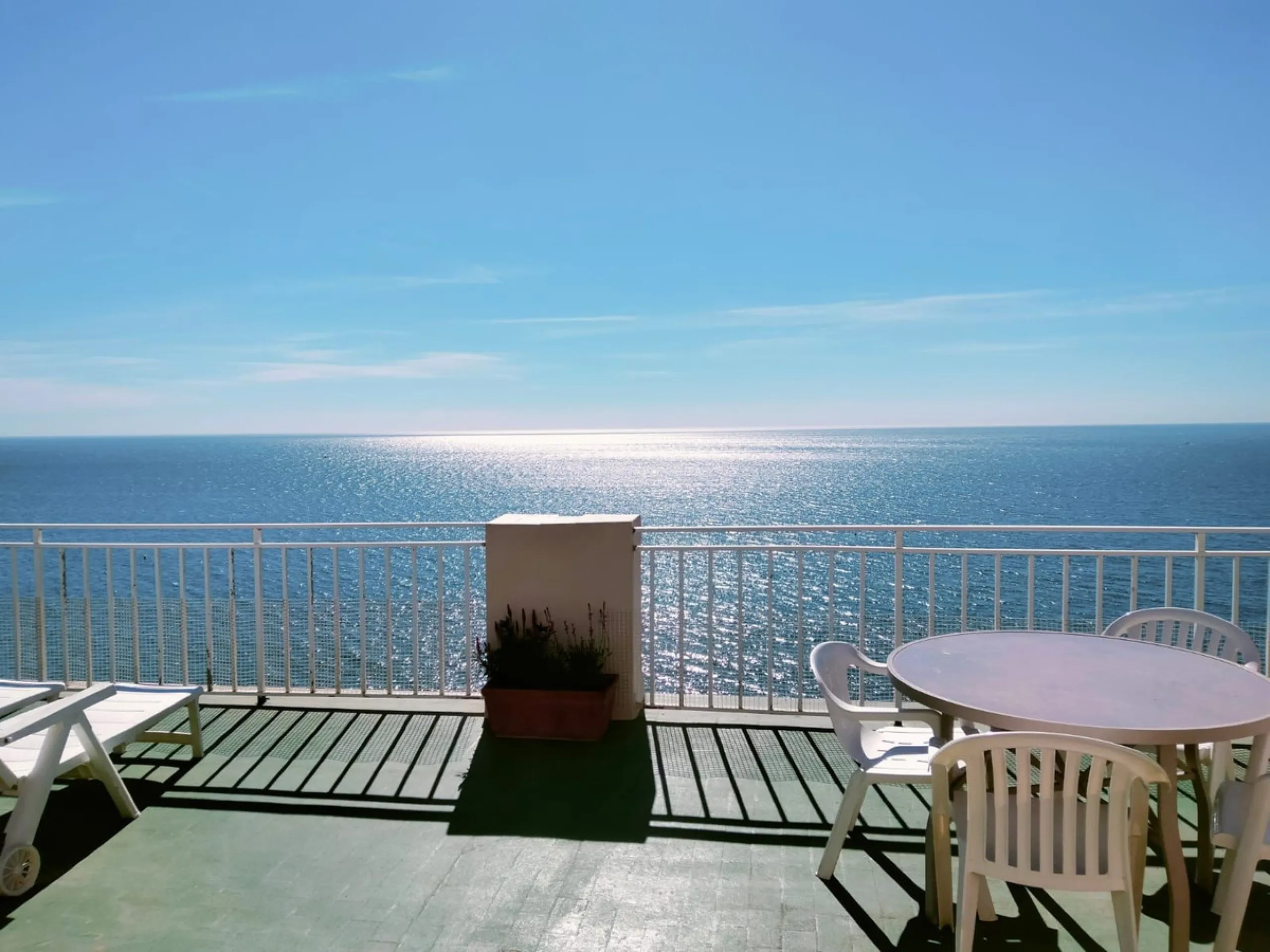 Penthouse in the Paseo Marítimo of Fuengirola, 92 m2 built and 100 m2 terrace. In front of the sea, spectacular views, very close to all services, 200m from the centre of Fuengirola, Church, Plaza Los Chinorros, etc. Requires some renovation.