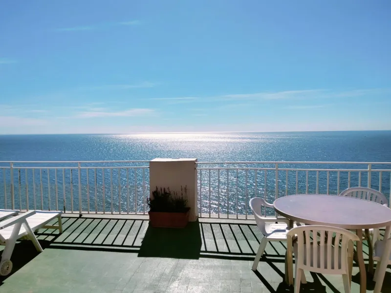 Penthouse in the Paseo Marítimo of Fuengirola, 92 m2 built and 100 m2 terrace. In front of the sea, spectacular views, very close to all services, 200m from the centre of Fuengirola, Church, Plaza Los Chinorros, etc. Requires some renovation.