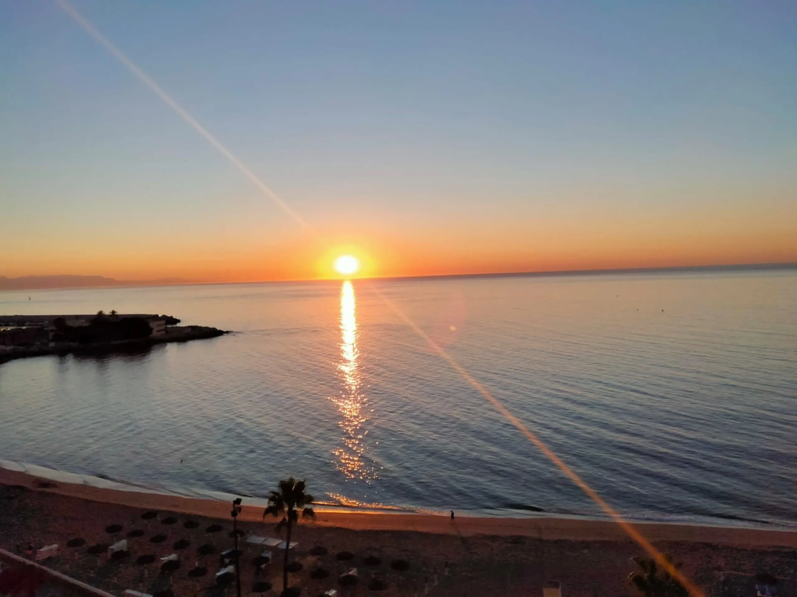 Penthouse in the Paseo Marítimo of Fuengirola, 92 m2 built and 100 m2 terrace. In front of the sea, spectacular views, very close to all services, 200m from the centre of Fuengirola, Church, Plaza Los Chinorros, etc. Requires some renovation.