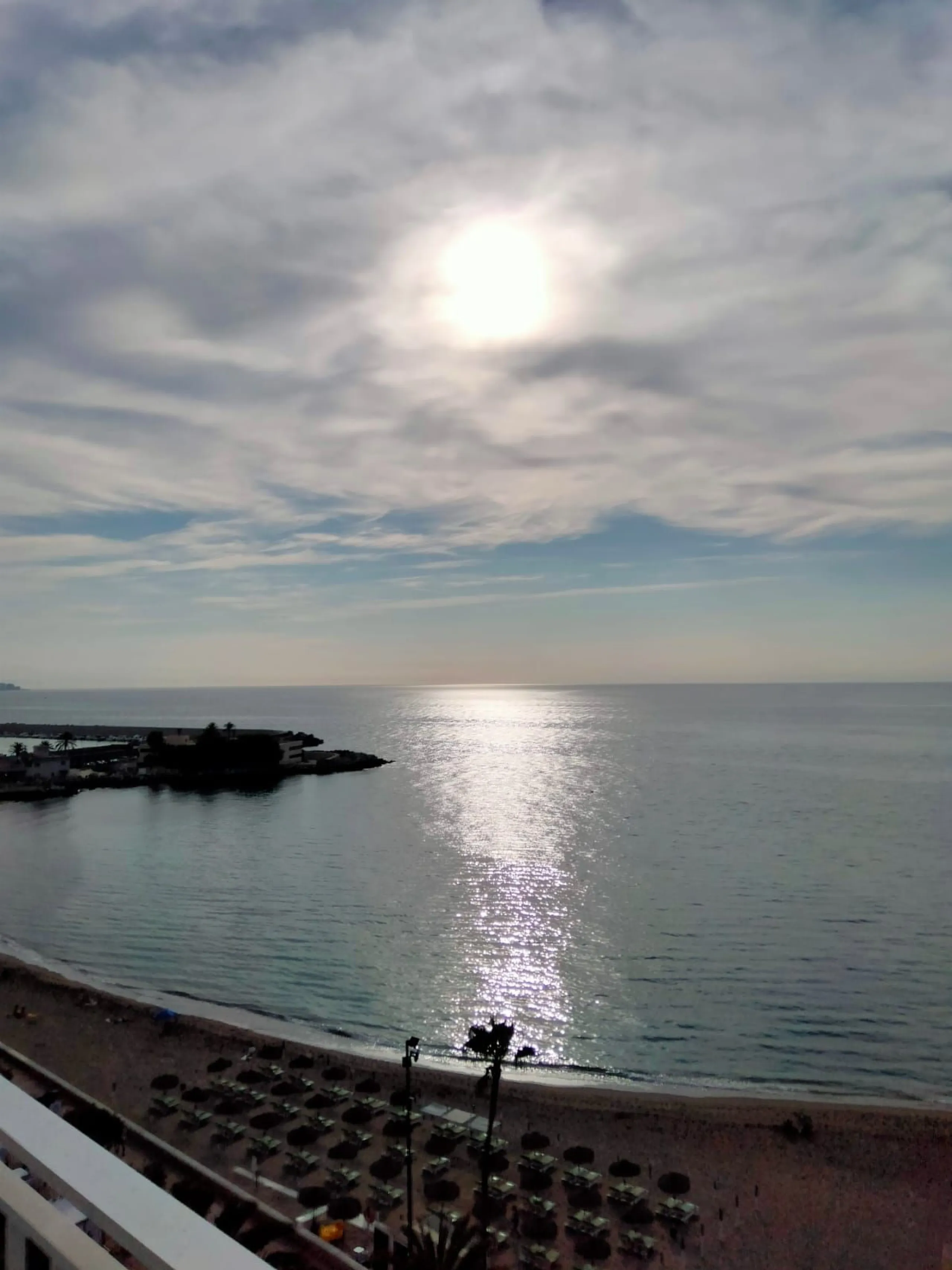 Penthouse in the Paseo Marítimo of Fuengirola, 92 m2 built and 100 m2 terrace. In front of the sea, spectacular views, very close to all services, 200m from the centre of Fuengirola, Church, Plaza Los Chinorros, etc. Requires some renovation.