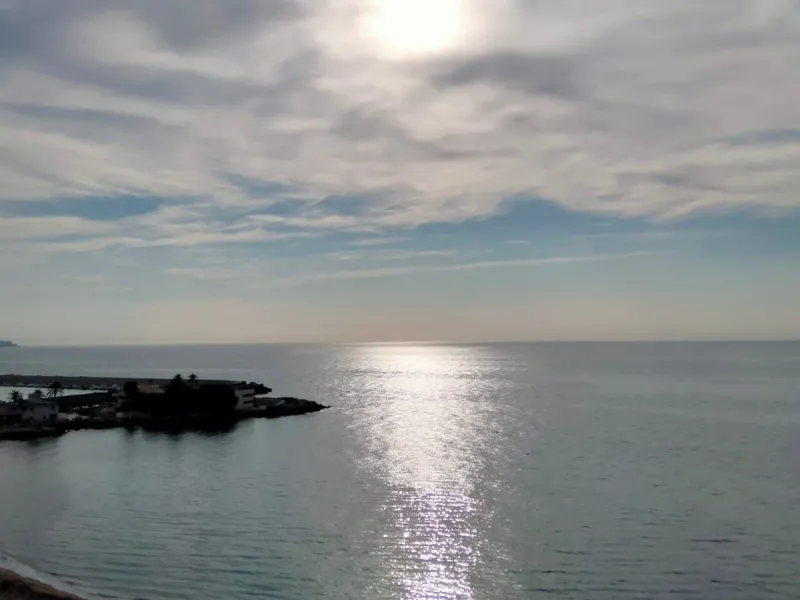Penthouse in the Paseo Marítimo of Fuengirola, 92 m2 built and 100 m2 terrace. In front of the sea, spectacular views, very close to all services, 200m from the centre of Fuengirola, Church, Plaza Los Chinorros, etc. Requires some renovation.