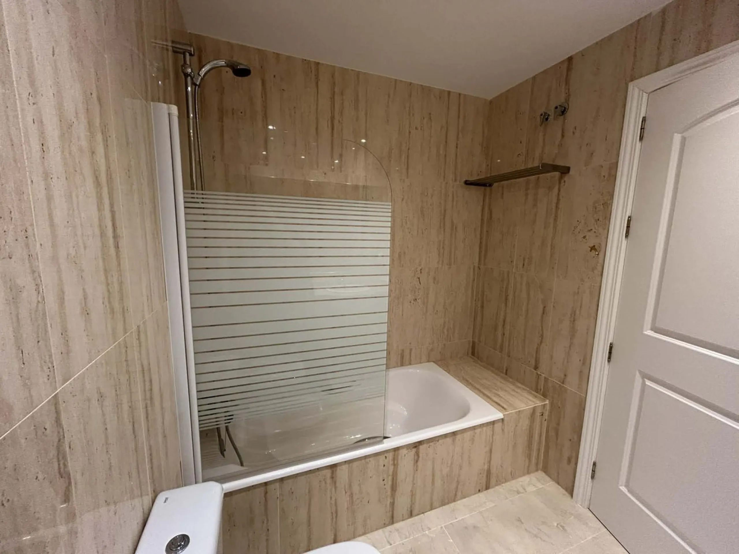 Elegant and bright west facing apartment situated in Santa Maria Village, a gated 24hour security community nested in Elviria, only minutes away from Marbella's nicest sandy beaches. This immaculate apartment combines comfort, style and convenience and fe