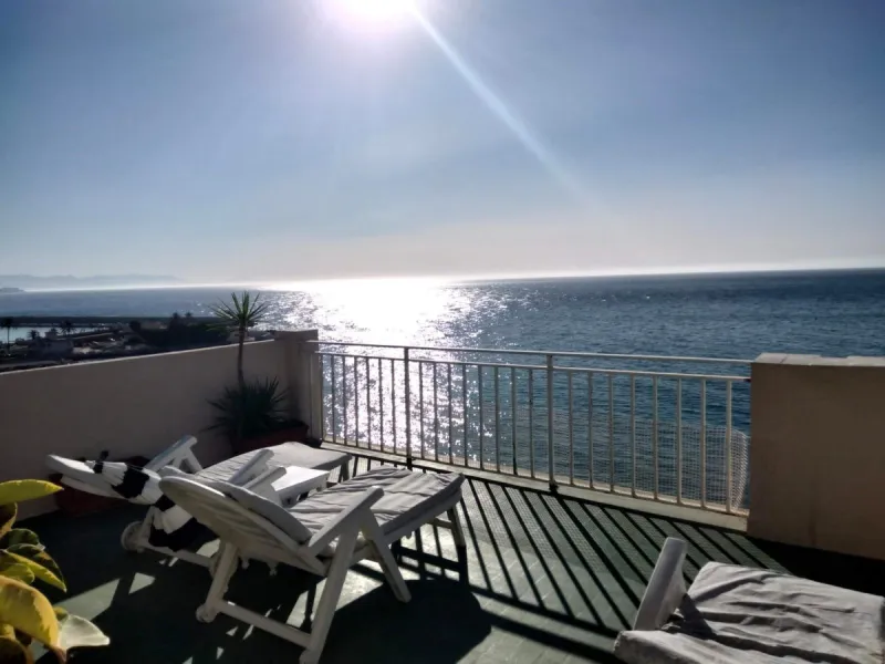 Penthouse in the Paseo Marítimo of Fuengirola, 92 m2 built and 100 m2 terrace. In front of the sea, spectacular views, very close to all services, 200m from the centre of Fuengirola, Church, Plaza Los Chinorros, etc. Requires some renovation.