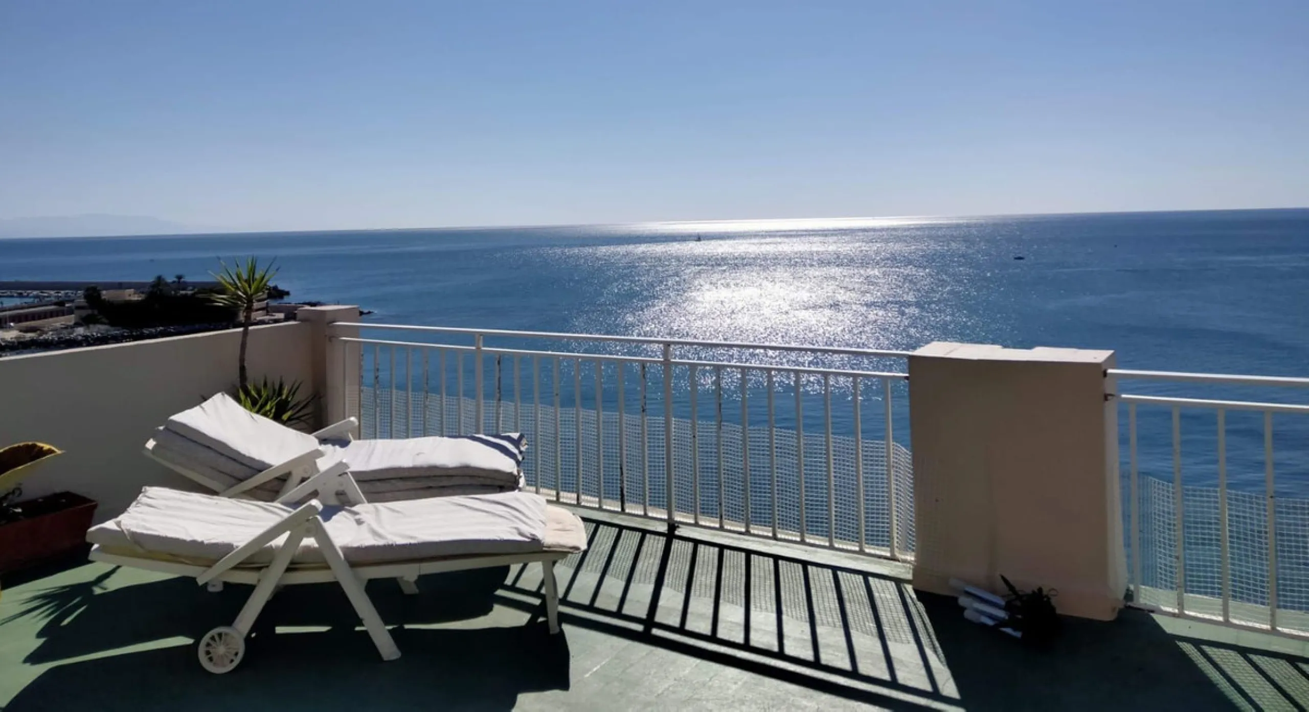 Penthouse in the Paseo Marítimo of Fuengirola, 92 m2 built and 100 m2 terrace. In front of the sea, spectacular views, very close to all services, 200m from the centre of Fuengirola, Church, Plaza Los Chinorros, etc. Requires some renovation.
