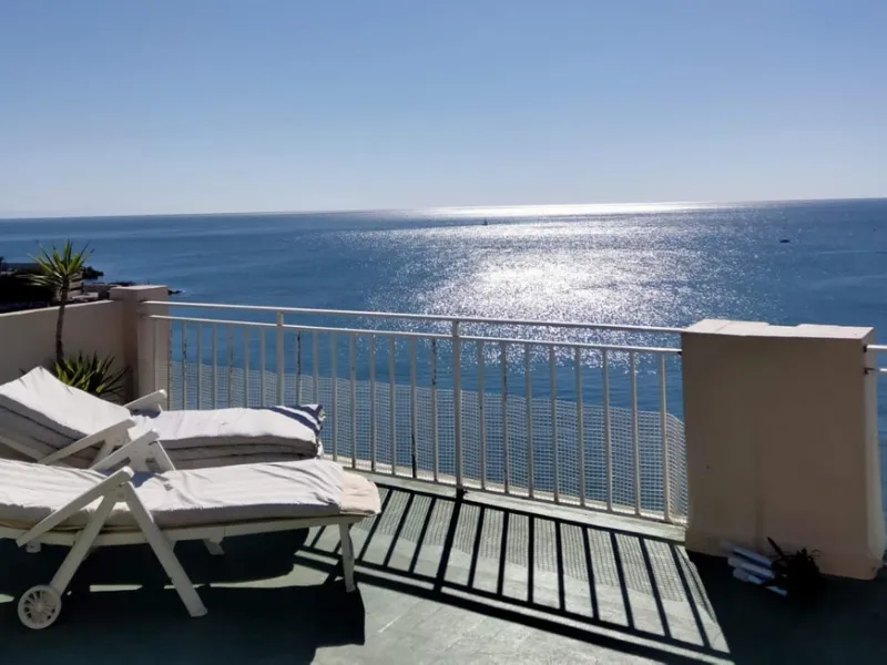 Penthouse in the Paseo Marítimo of Fuengirola, 92 m2 built and 100 m2 terrace. In front of the sea, spectacular views, very close to all services, 200m from the centre of Fuengirola, Church, Plaza Los Chinorros, etc. Requires some renovation.
