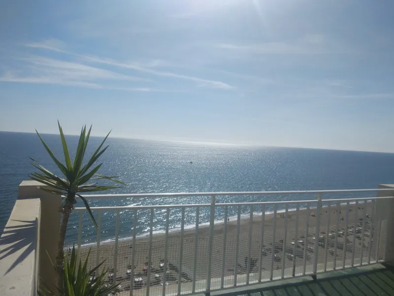Penthouse in the Paseo Marítimo of Fuengirola, 92 m2 built and 100 m2 terrace. In front of the sea, spectacular views, very close to all services, 200m from the centre of Fuengirola, Church, Plaza Los Chinorros, etc. Requires some renovation.