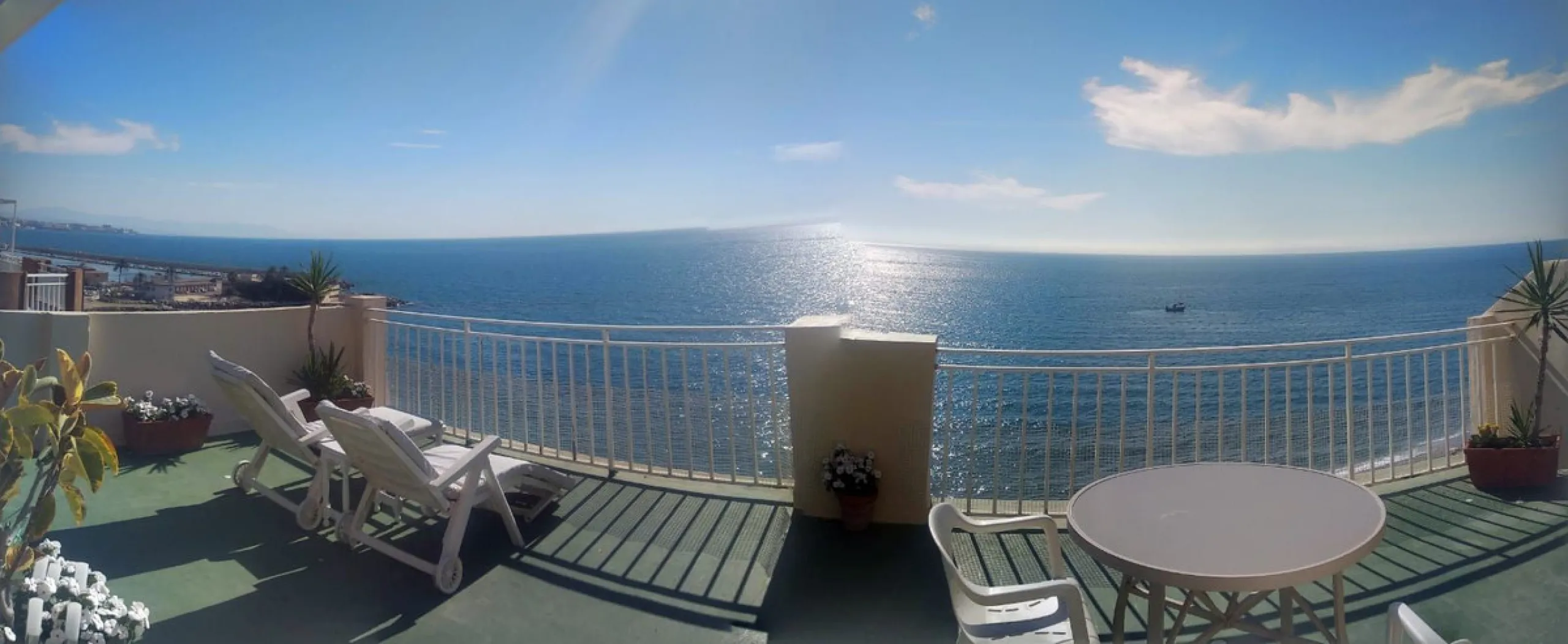 Penthouse in the Paseo Marítimo of Fuengirola, 92 m2 built and 100 m2 terrace. In front of the sea, spectacular views, very close to all services, 200m from the centre of Fuengirola, Church, Plaza Los Chinorros, etc. Requires some renovation.