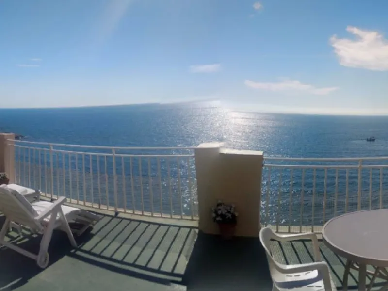 Penthouse in the Paseo Marítimo of Fuengirola, 92 m2 built and 100 m2 terrace. In front of the sea, spectacular views, very close to all services, 200m from the centre of Fuengirola, Church, Plaza Los Chinorros, etc. Requires some renovation.