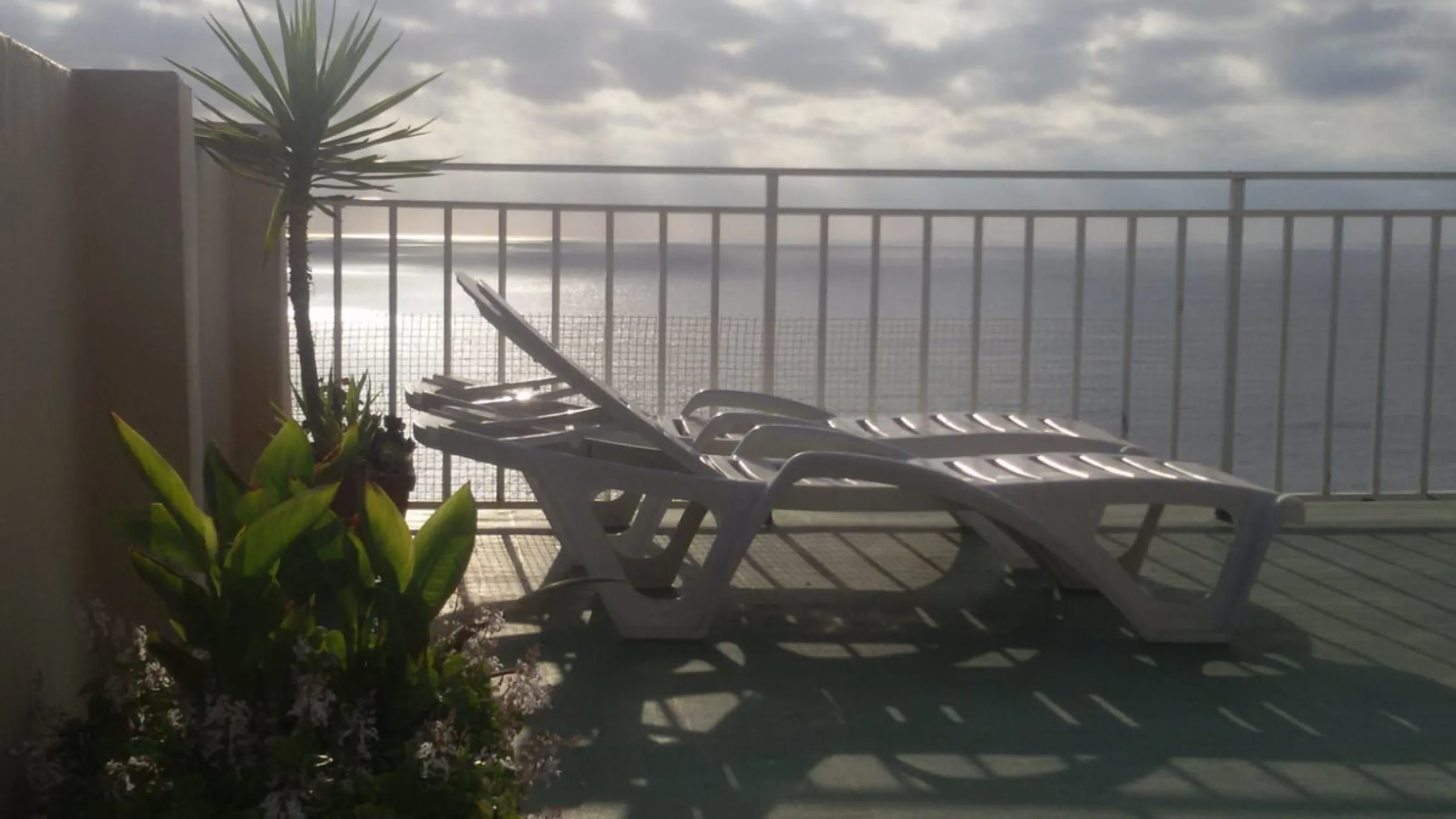 Penthouse in the Paseo Marítimo of Fuengirola, 92 m2 built and 100 m2 terrace. In front of the sea, spectacular views, very close to all services, 200m from the centre of Fuengirola, Church, Plaza Los Chinorros, etc. Requires some renovation.