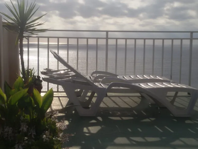 Penthouse in the Paseo Marítimo of Fuengirola, 92 m2 built and 100 m2 terrace. In front of the sea, spectacular views, very close to all services, 200m from the centre of Fuengirola, Church, Plaza Los Chinorros, etc. Requires some renovation.