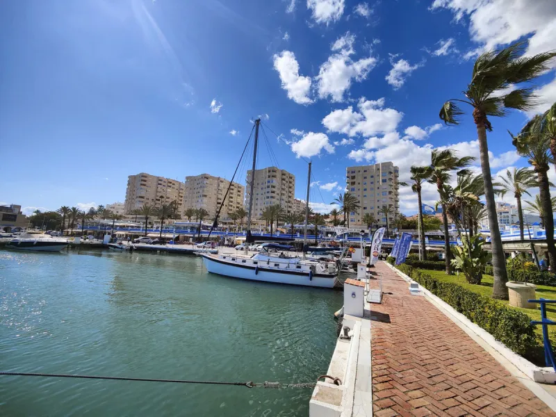 Exclusive flat with panoramic views of the Estepona Marina.