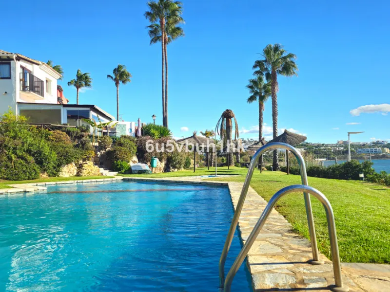 Located in the established Bahia Azul urbanisation, this traditional Spanish house offers an excellent opportunity to acquire a property with direct access to the beach and communal amenities.